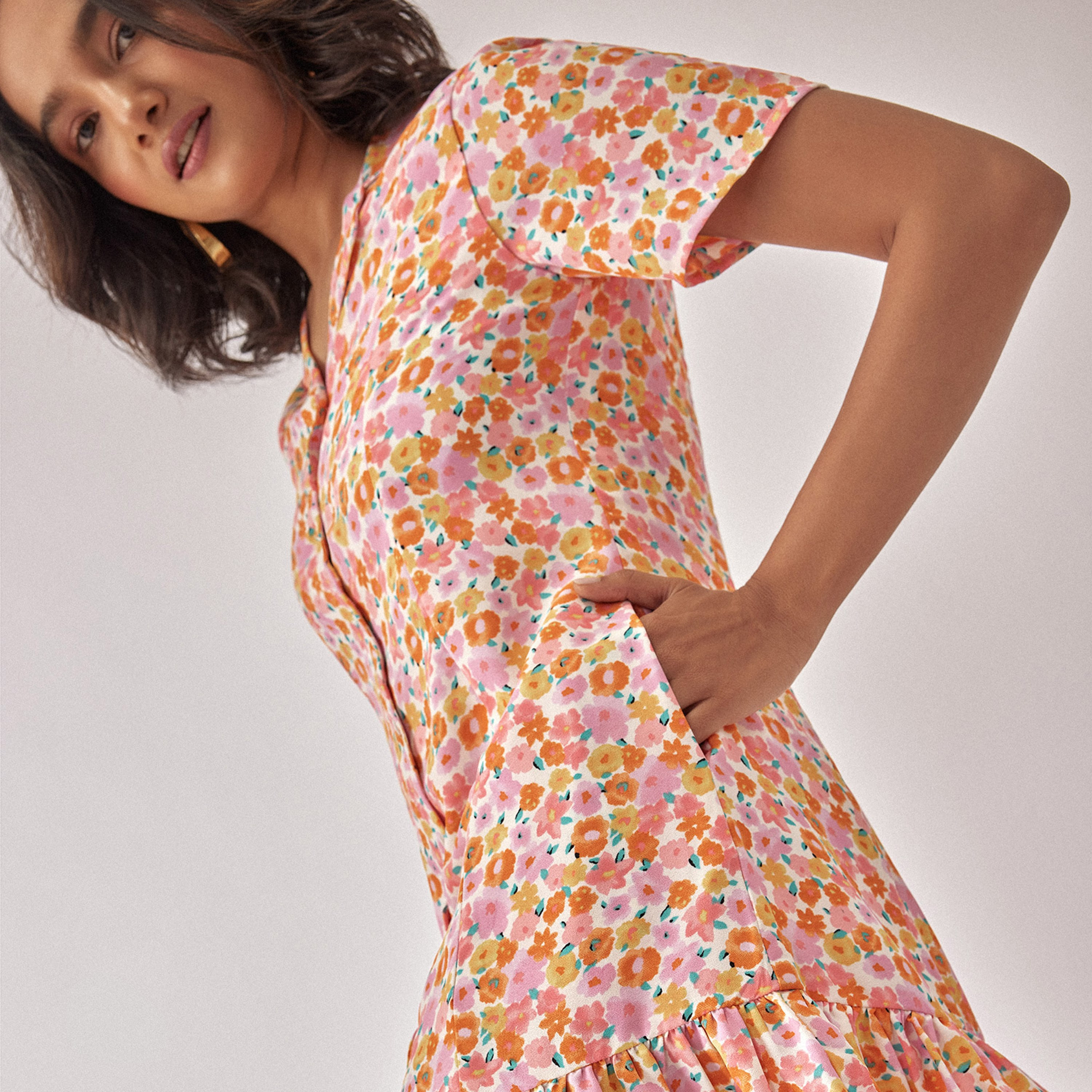 فستان ذو قميص قصير بطية صدر مدببة مع نقشة زهور من ليبل أوف لايف-women-clothing-dresses-image-3