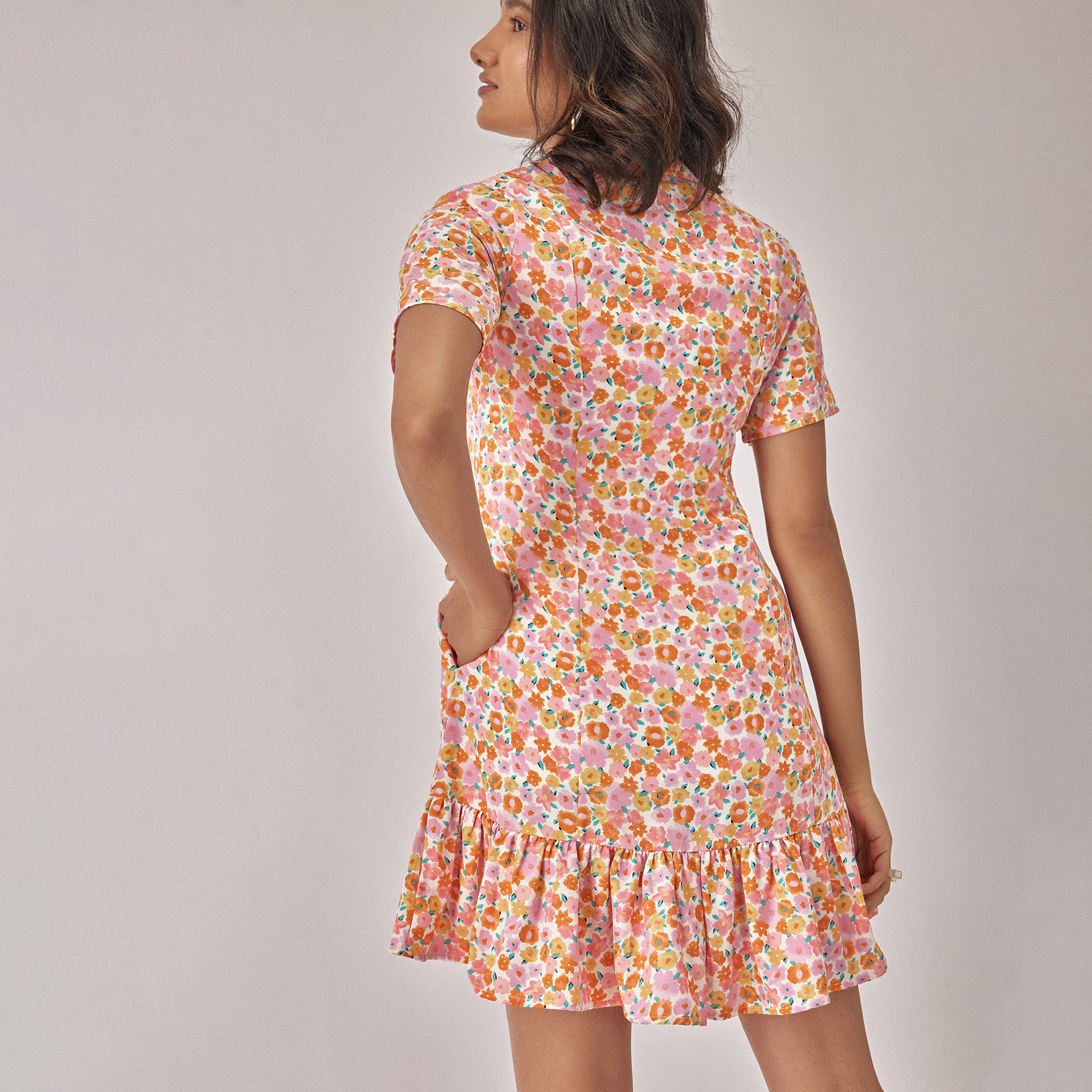 فستان ذو قميص قصير بطية صدر مدببة مع نقشة زهور من ليبل أوف لايف-women-clothing-dresses-image-4