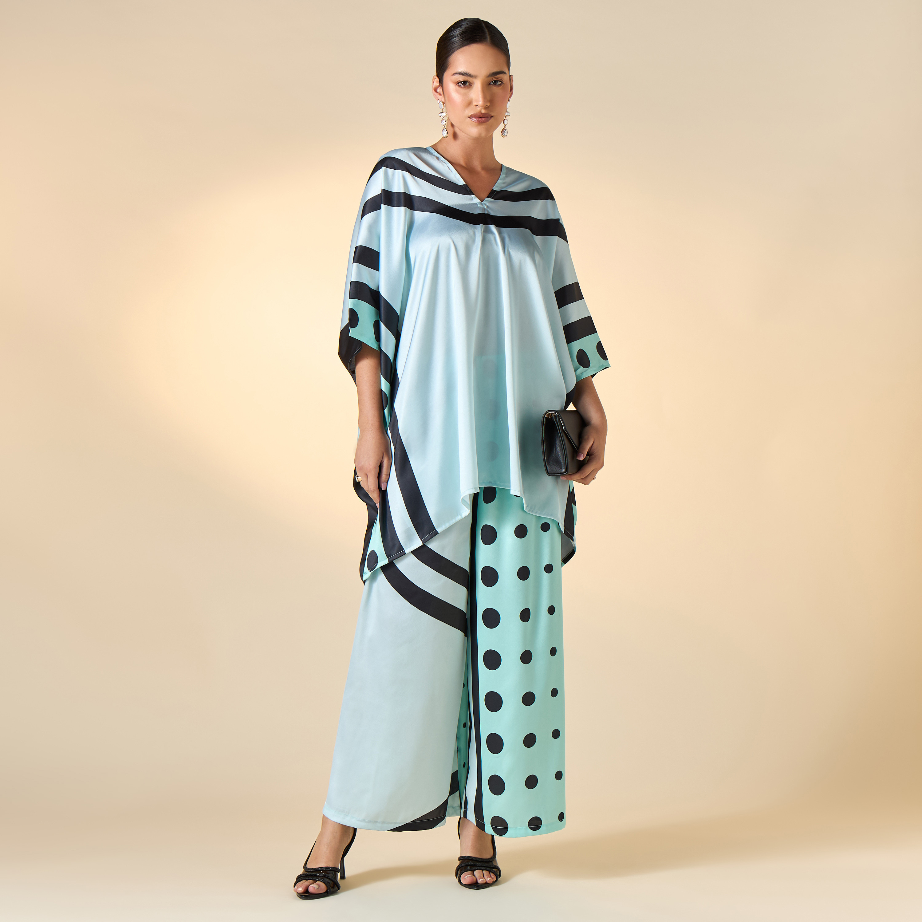 طقم بنطلون واسع الساقين وبلوزة قفطان بياقة V وطبعات من فيور-women-clothing-dresses-image-1