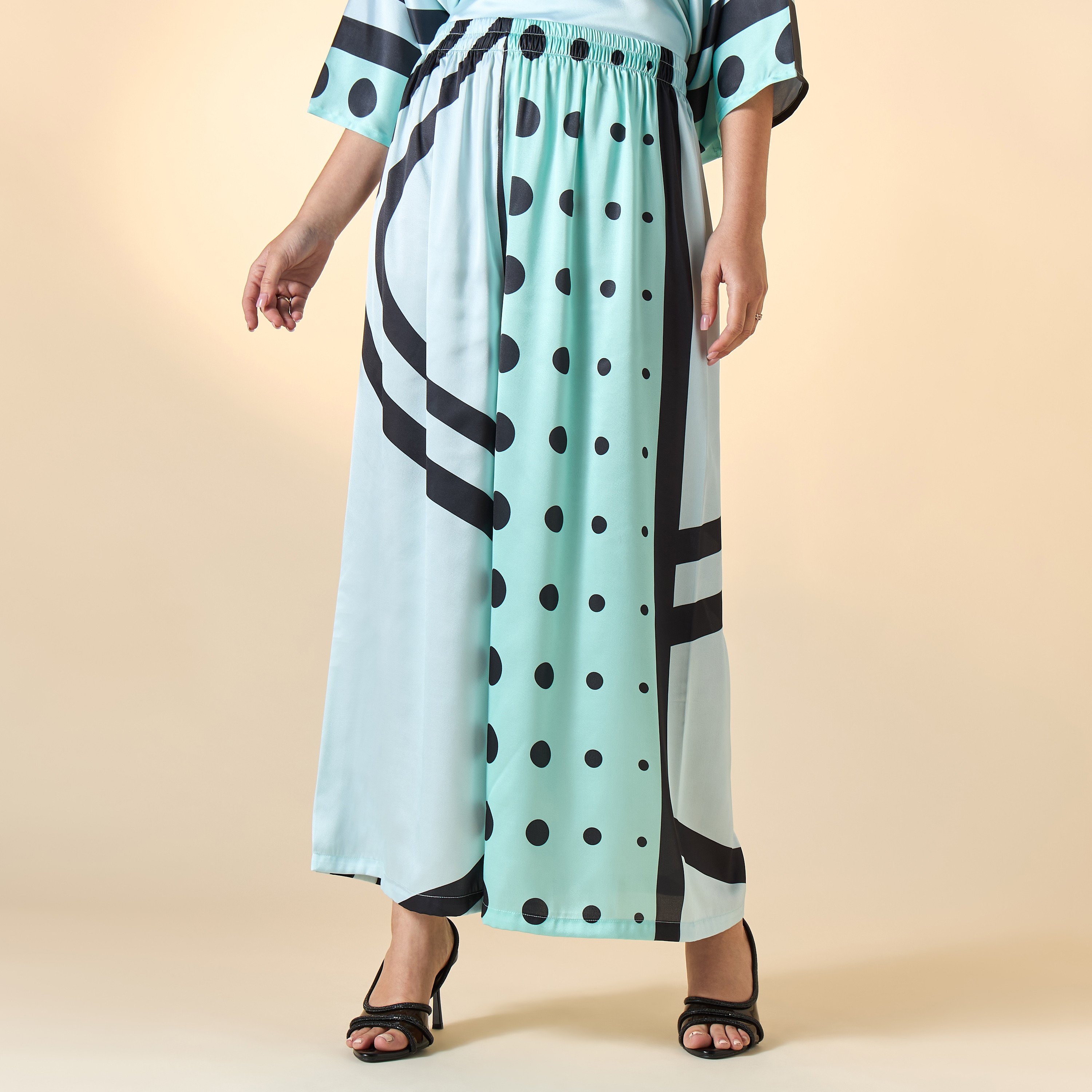 طقم بنطلون واسع الساقين وبلوزة قفطان بياقة V وطبعات من فيور-women-clothing-dresses-image-3