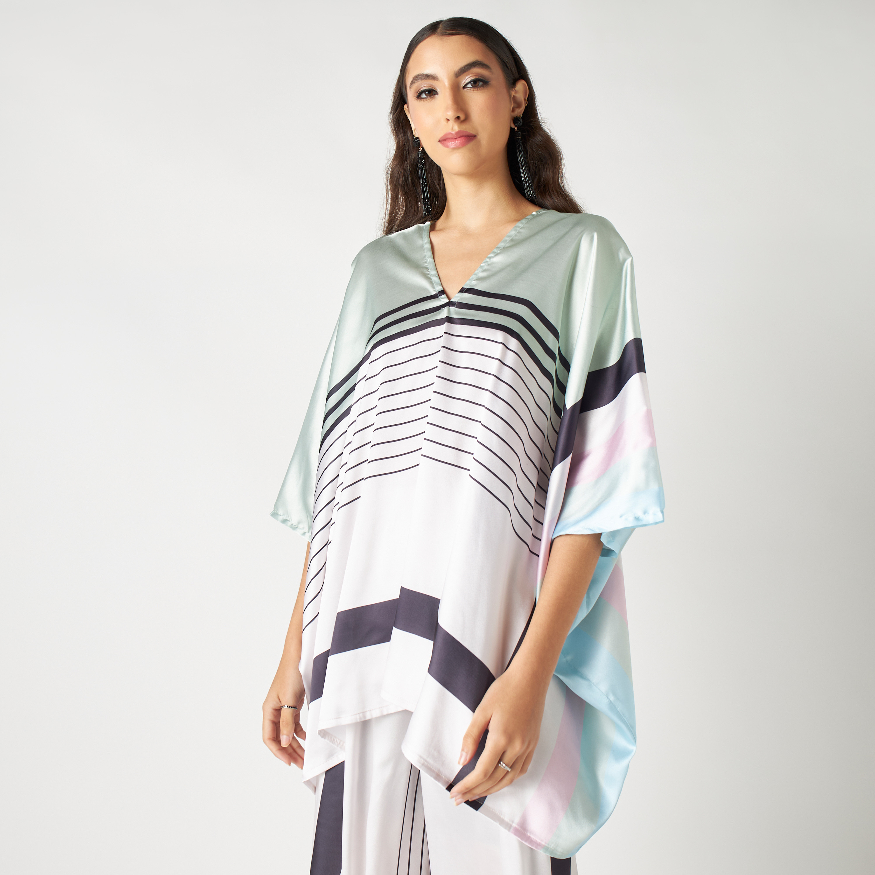 طقم قفطان مخطط بياقة V وبنطلون قصير من فيور-women-clothing-coordsets-image-2