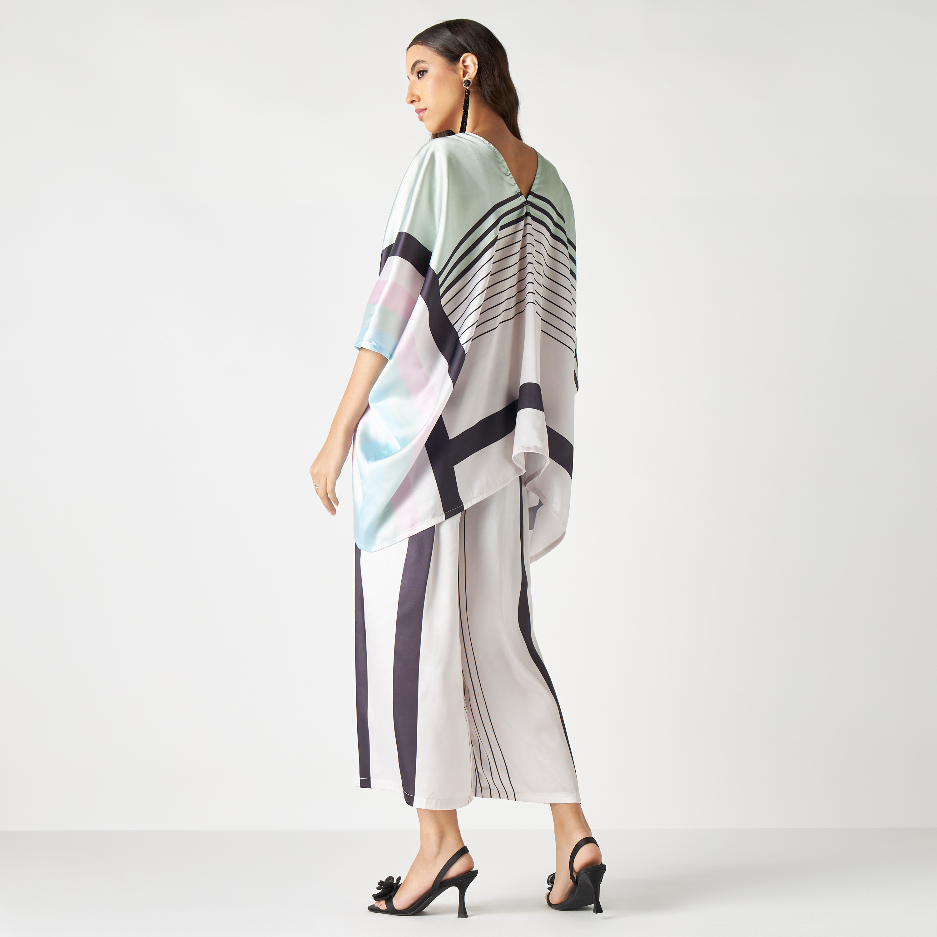 طقم قفطان مخطط بياقة V وبنطلون قصير من فيور-women-clothing-coordsets-image-4