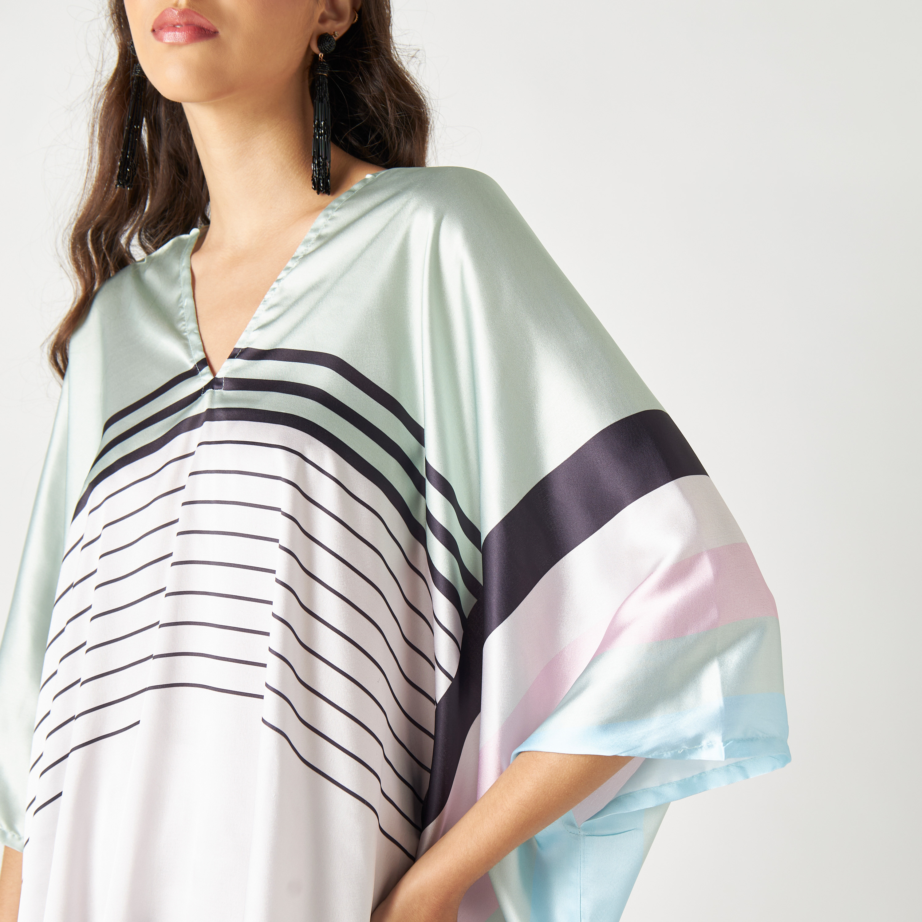 طقم قفطان مخطط بياقة V وبنطلون قصير من فيور-women-clothing-coordsets-image-5