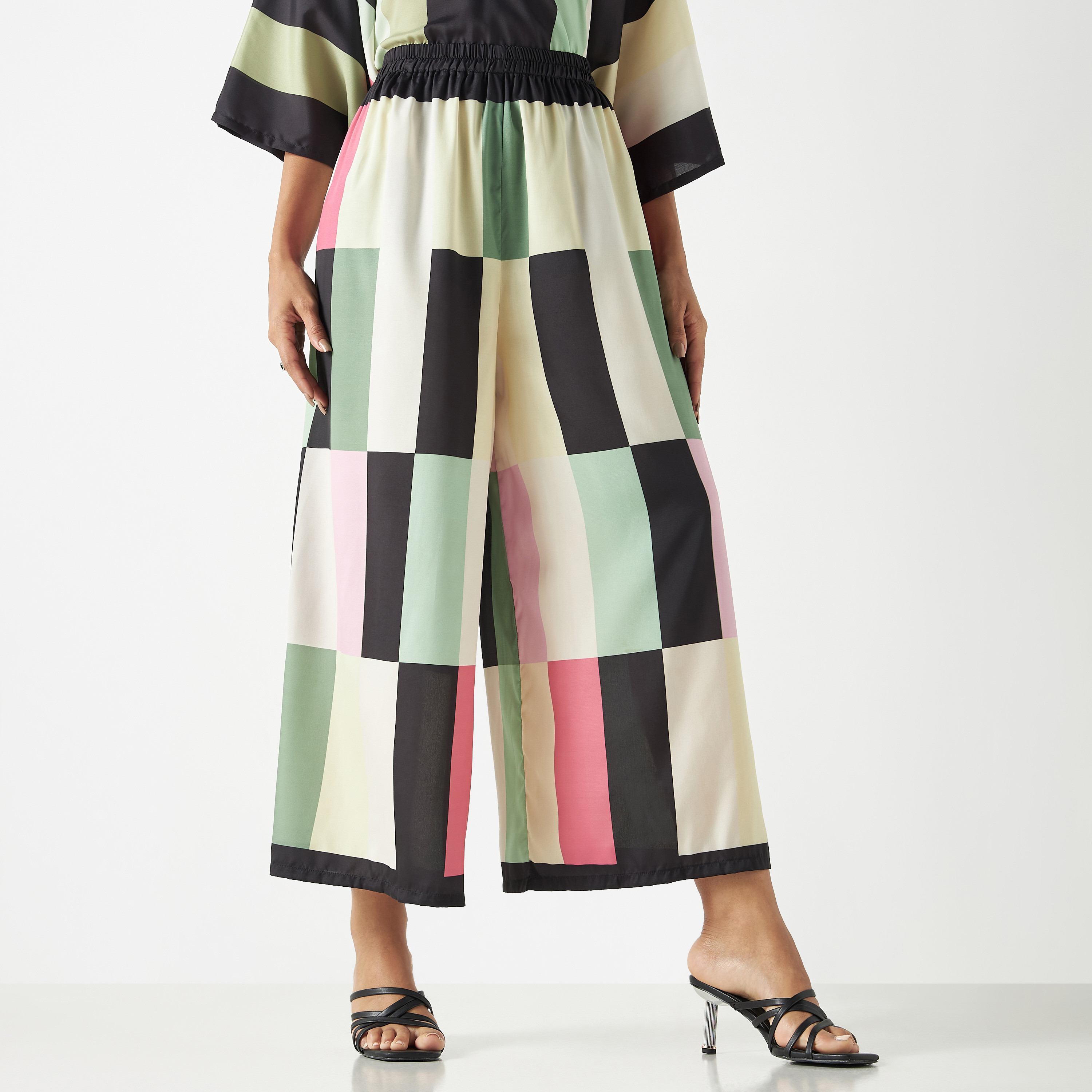 بلوزة قفطان بياقة V وأكمام 3/4 وطبعات مع بنطلون واسع الساقين من فيور-women-clothing-coordsets-image-3
