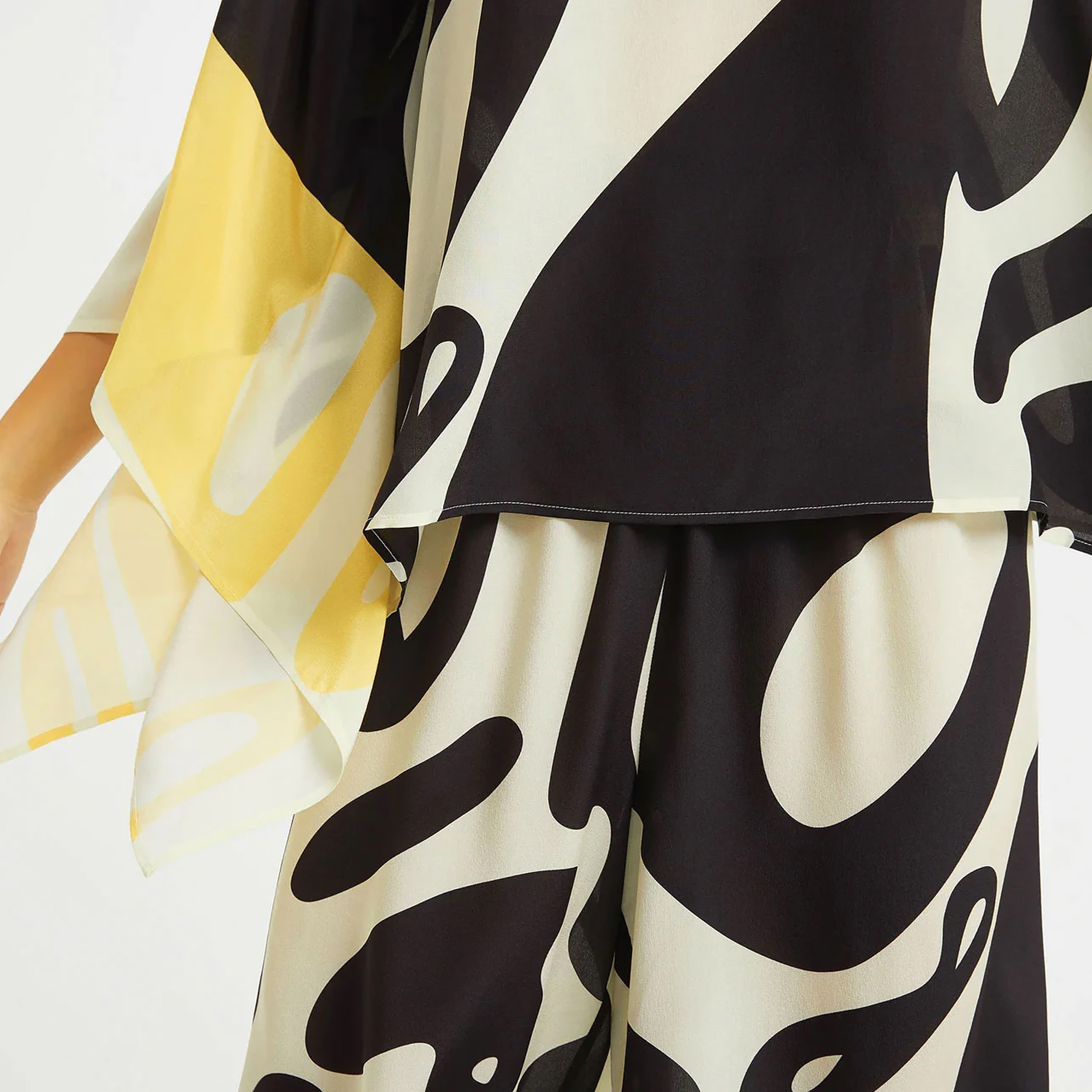 طقم FYOR Co-Ord مكون من بلوزة قفطان مطبوعة بياقة على شكل حرف V وأكمام واسعة وبنطلون واسع-women-arabicclothing-abayainner-image-2