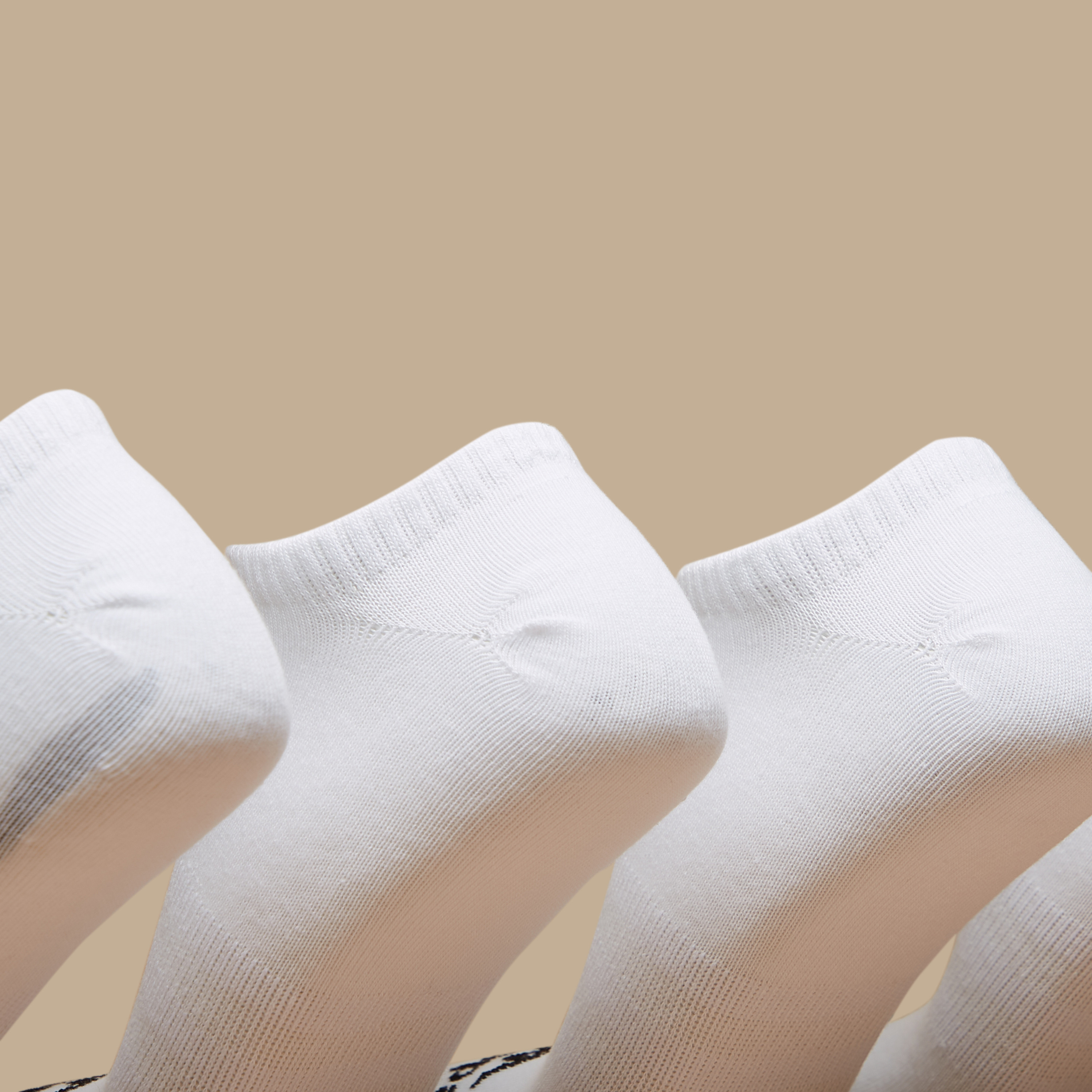 طقم جوارب رياضية 6 أزواج بطول الكاحل وتفاصيل الشعار من كابا-men-socks-image-3