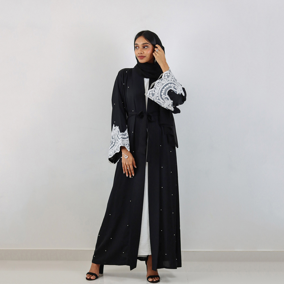 عباية مزيّنة ومفتوحة من الأمام بأكمام واسعة وحجاب من نُخبة-women-arabicclothing-abayas-image-2