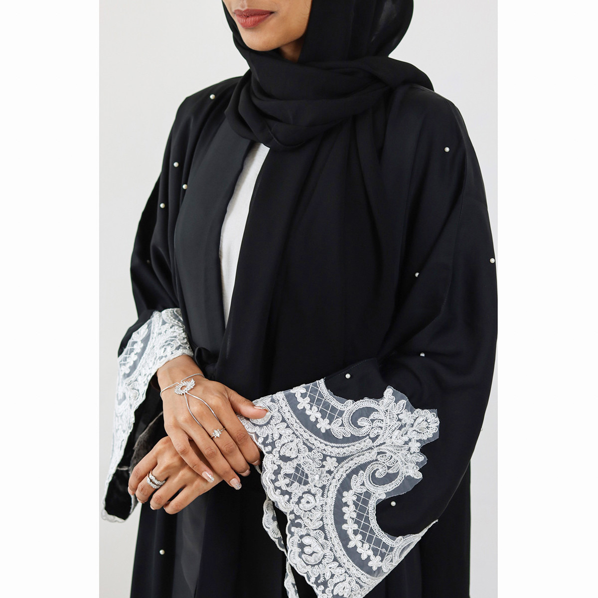 عباية مزيّنة ومفتوحة من الأمام بأكمام واسعة وحجاب من نُخبة-women-arabicclothing-abayas-image-4