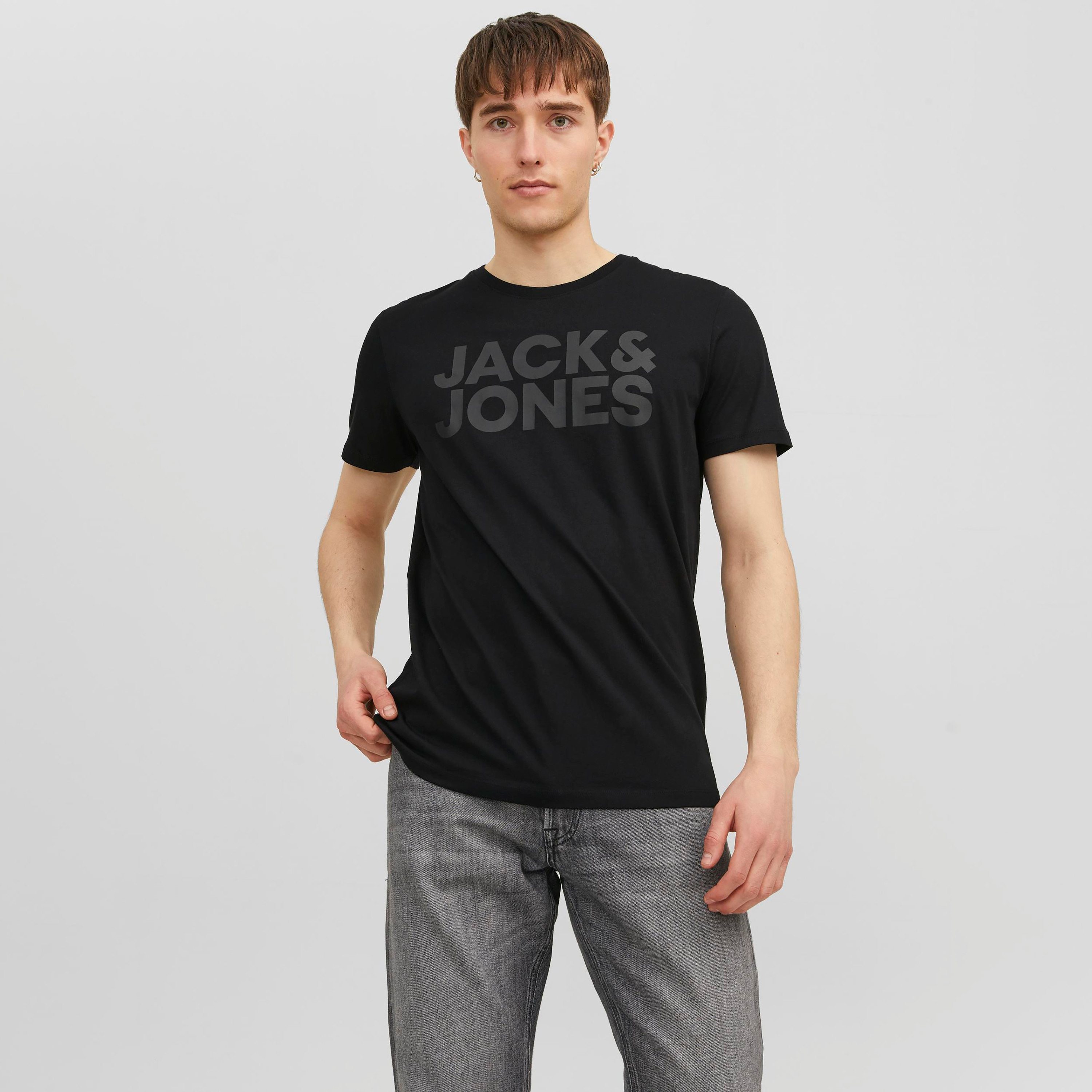 تي شيرت من جاك آند جونز مع شعار بأكمام قصيرة و ياقة مستديرة-men-clothing-tshirtsandpolos-tshirts-image-1