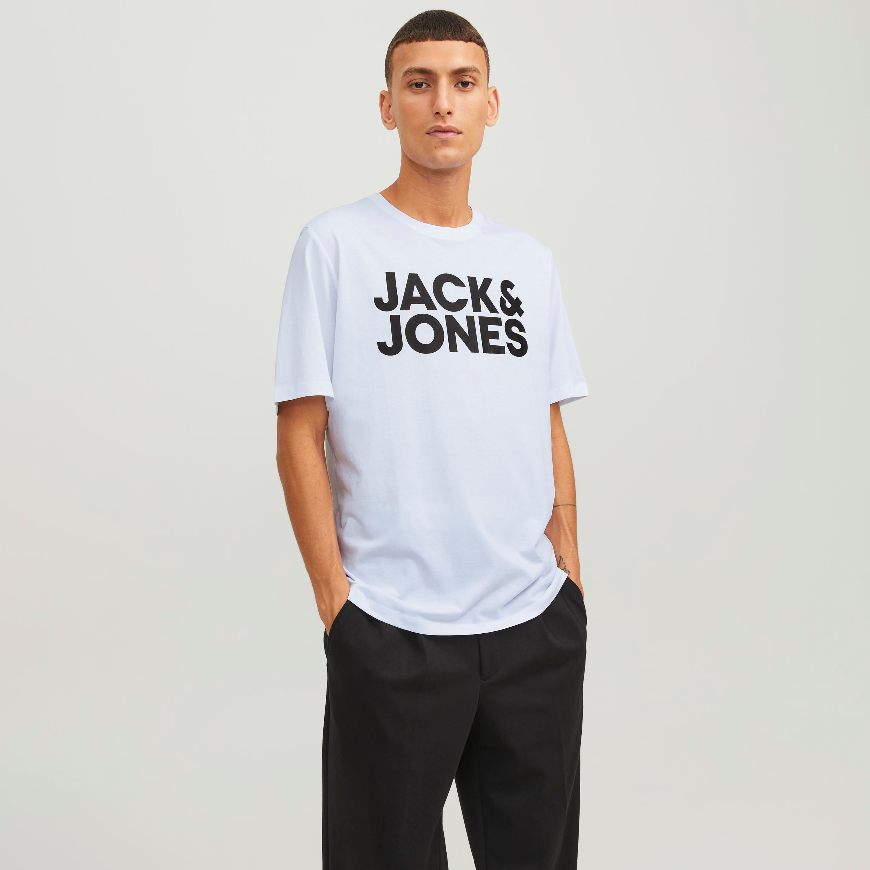 تي شيرت من جاك آند جونز مع شعار بأكمام قصيرة و ياقة مستديرة-men-clothing-tshirtsandpolos-tshirts-image-5