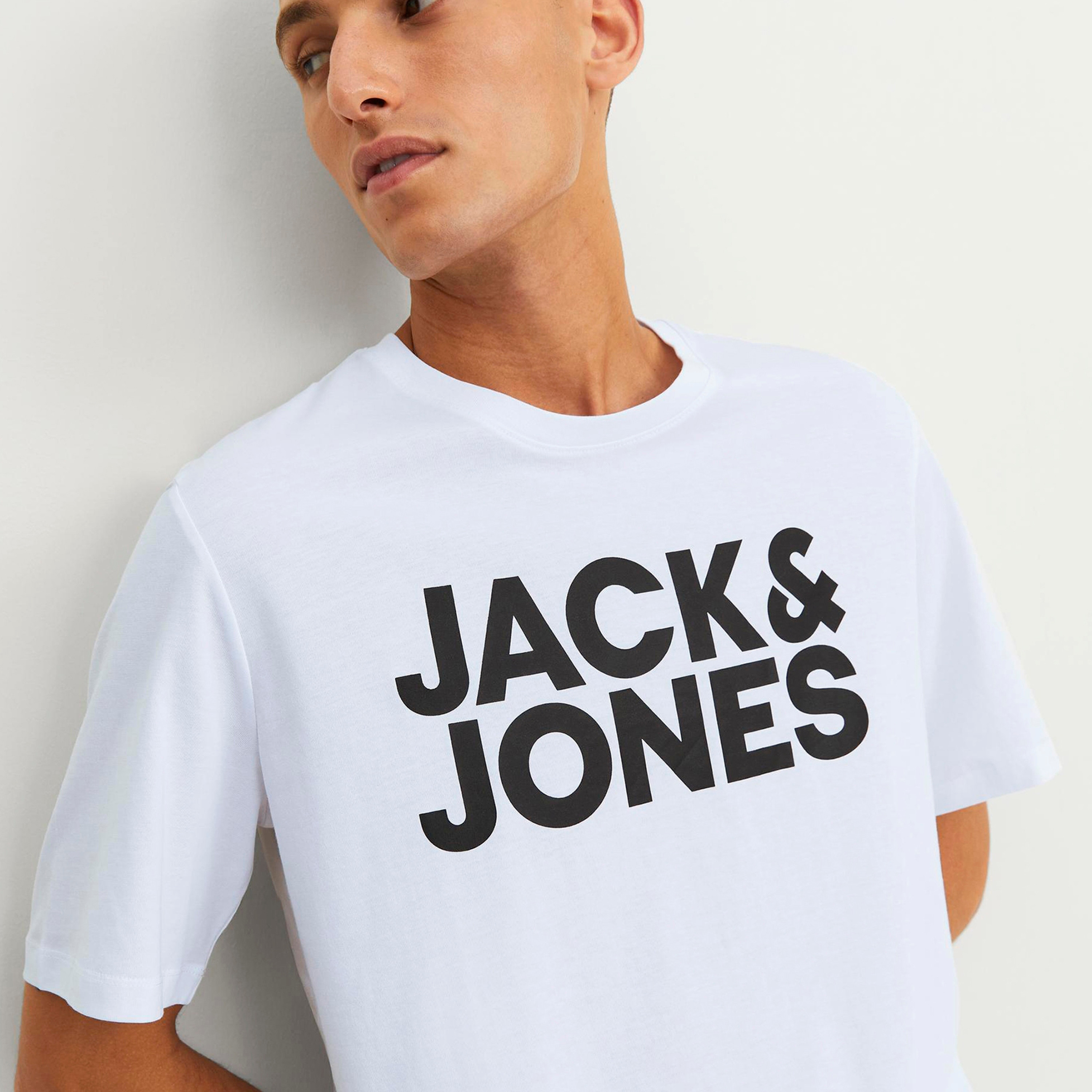 تي شيرت من جاك آند جونز مع شعار بأكمام قصيرة و ياقة مستديرة-men-clothing-tshirtsandpolos-tshirts-image-7