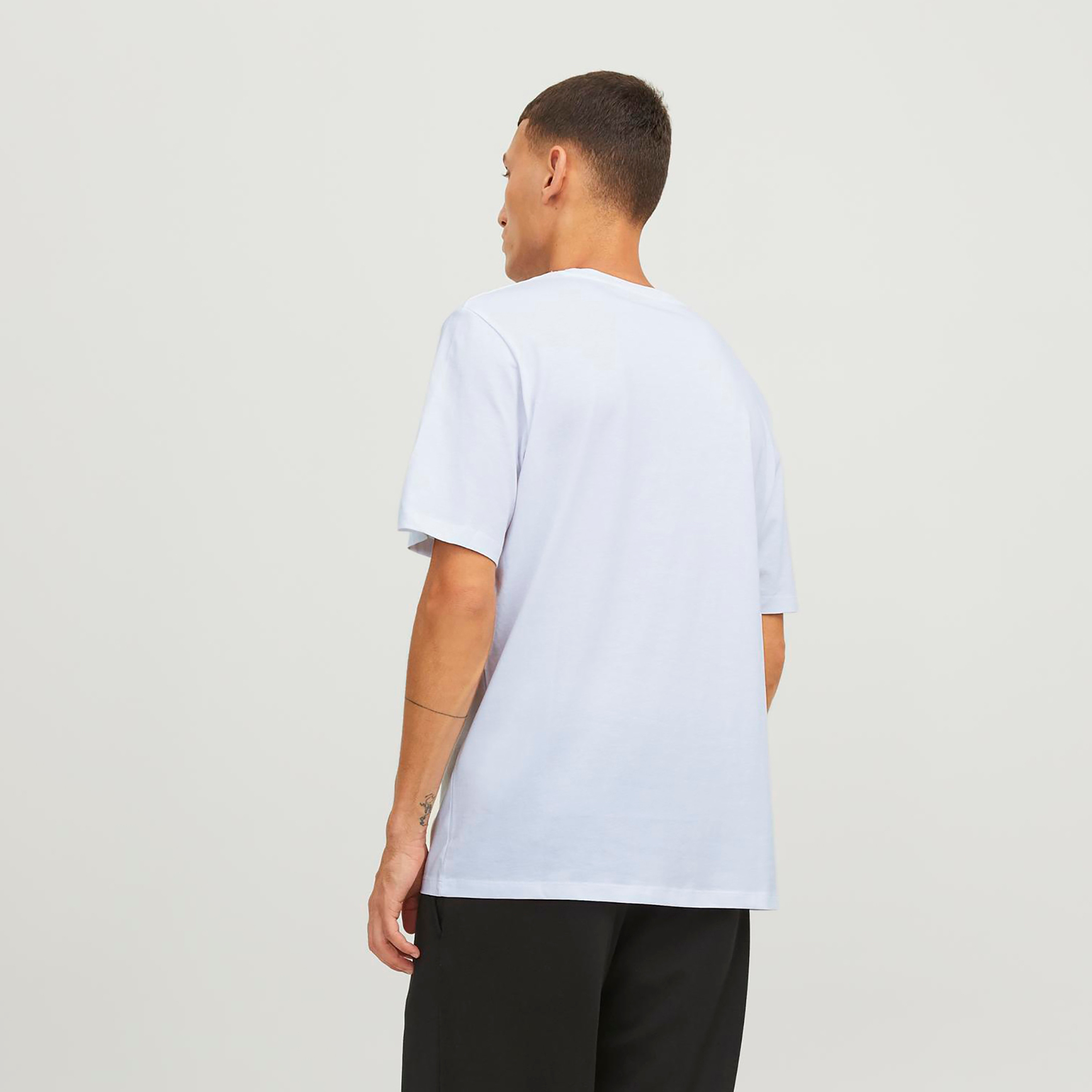 تي شيرت من جاك آند جونز مع شعار بأكمام قصيرة و ياقة مستديرة-men-clothing-tshirtsandpolos-tshirts-image-8