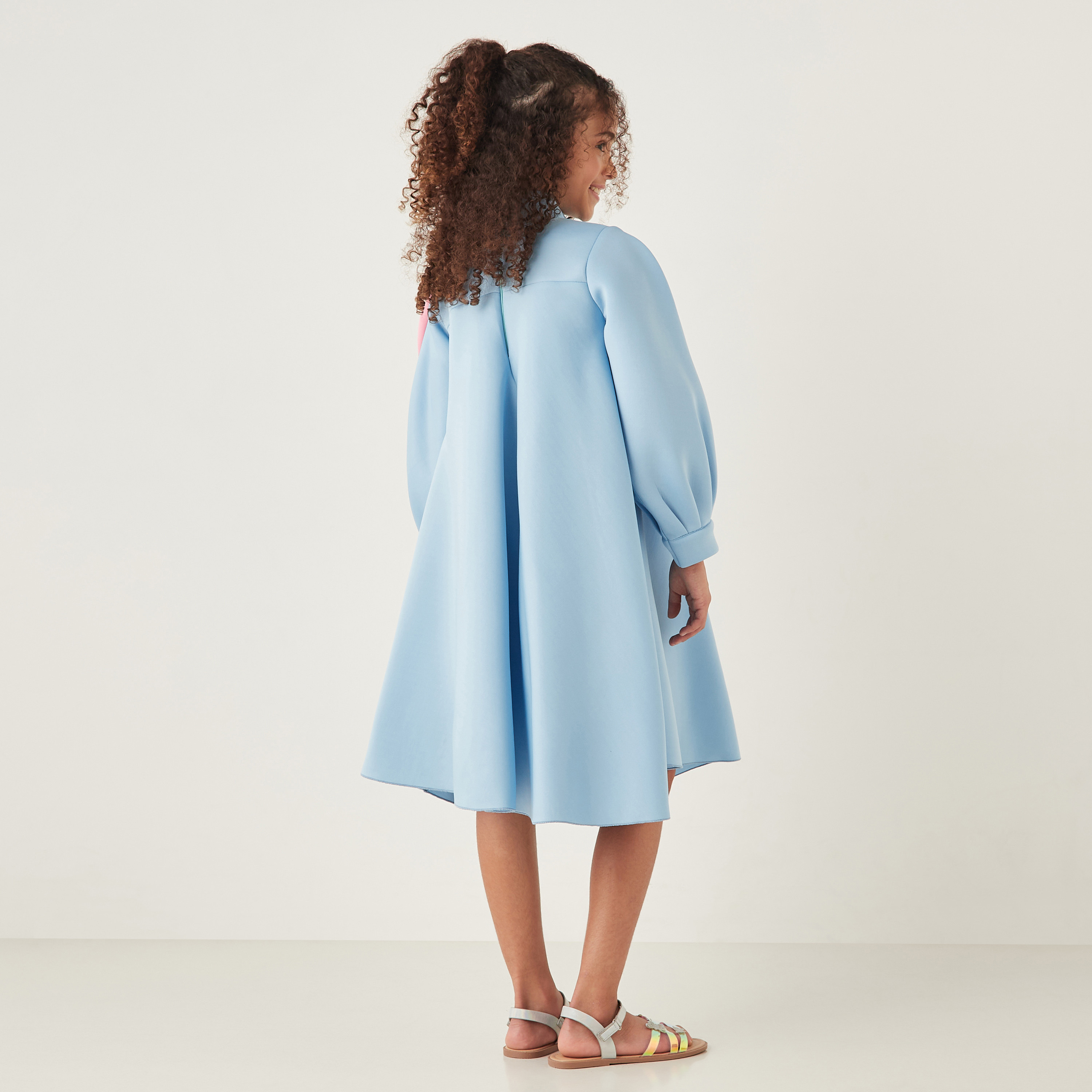 فستان دون أكمام بياقة مستديرة وزينة فيونكة وتفاصيل لوح من ليتل جولدن أبل-girls-clothing-dressesandjumpsuits-image-8