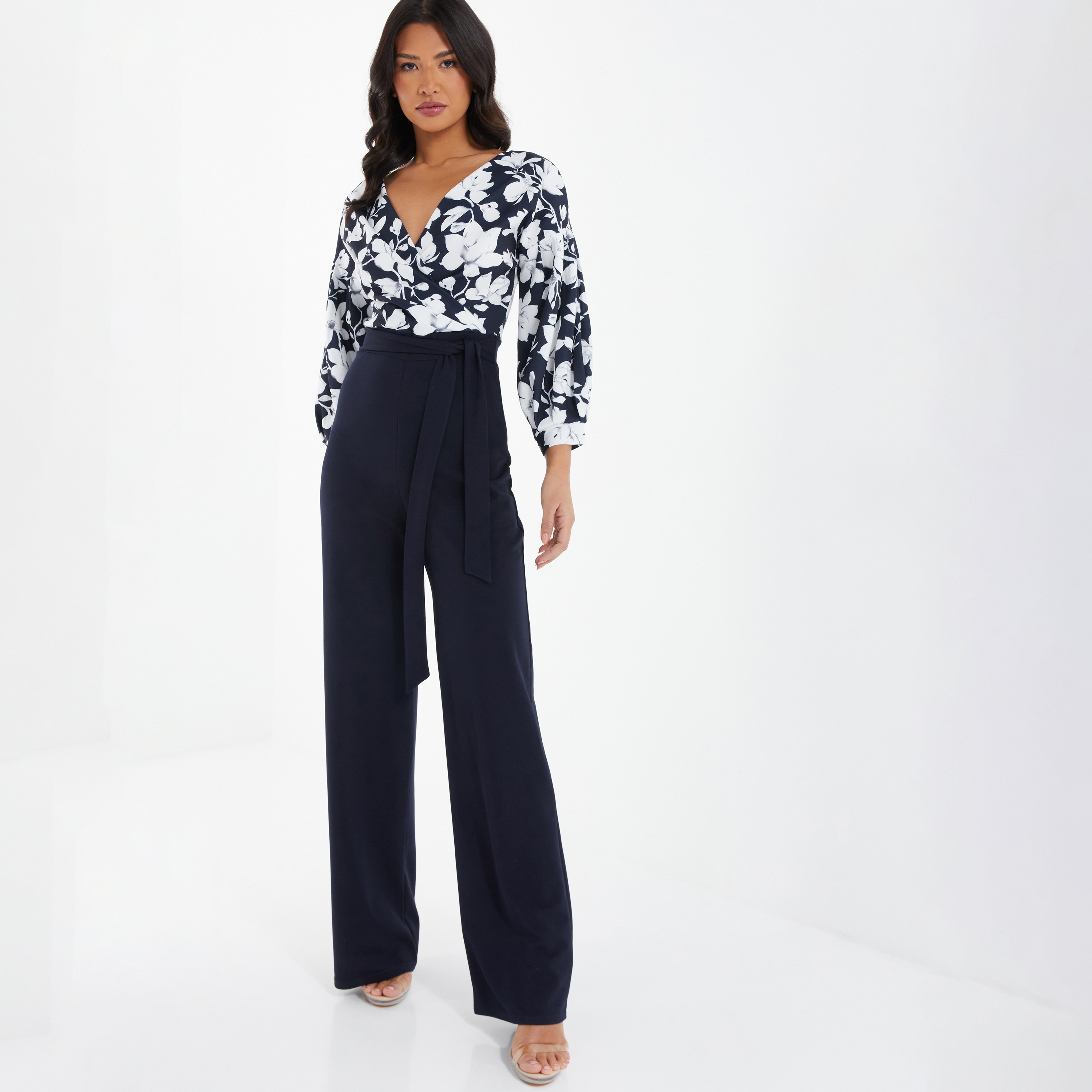 جمبسوت مطبوعة بالزهور برقبة على شكل V مع حزام الربط من كويز-women-clothing-jumpsuits-image-1