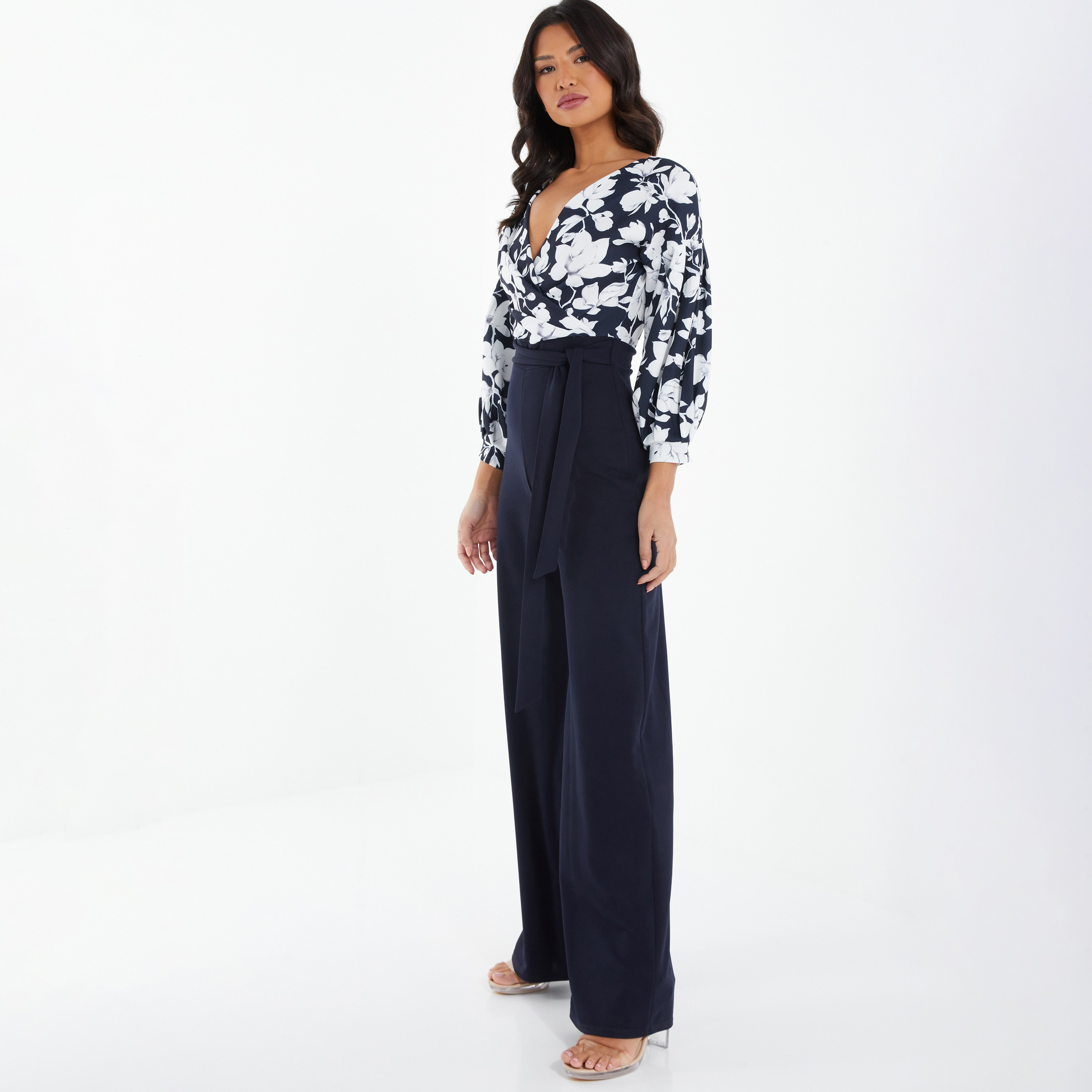 جمبسوت مطبوعة بالزهور برقبة على شكل V مع حزام الربط من كويز-women-clothing-jumpsuits-image-2