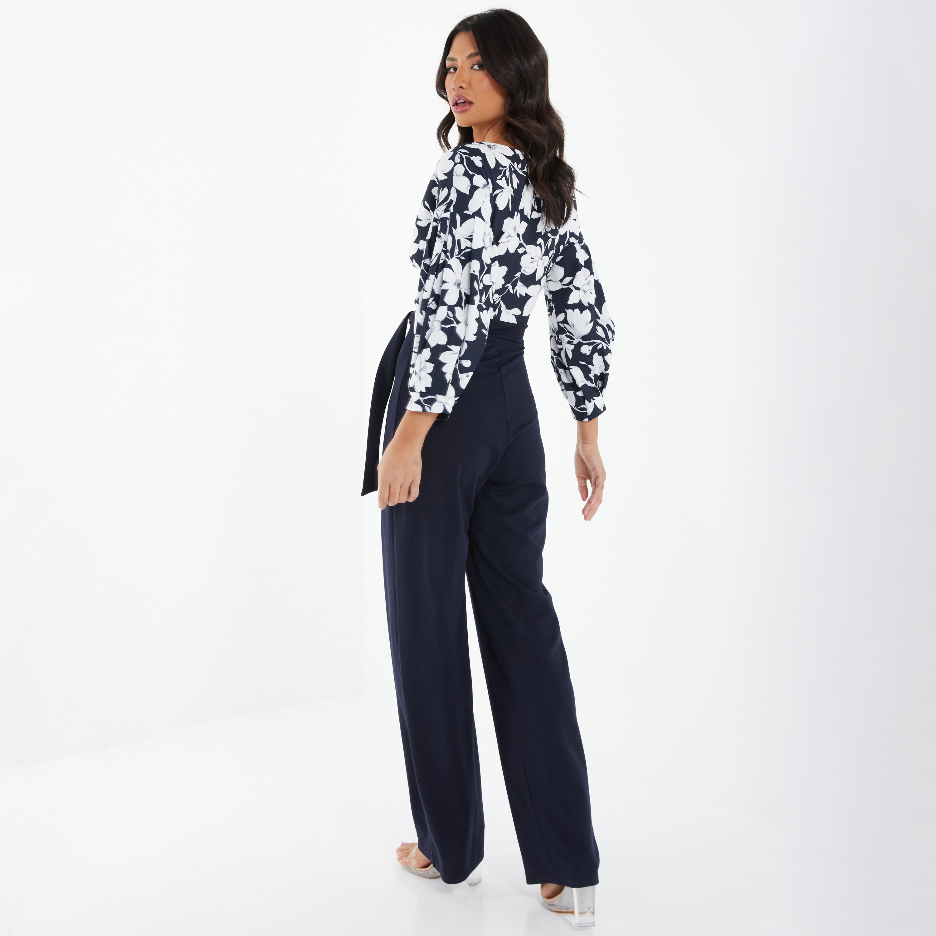 جمبسوت مطبوعة بالزهور برقبة على شكل V مع حزام الربط من كويز-women-clothing-jumpsuits-image-3