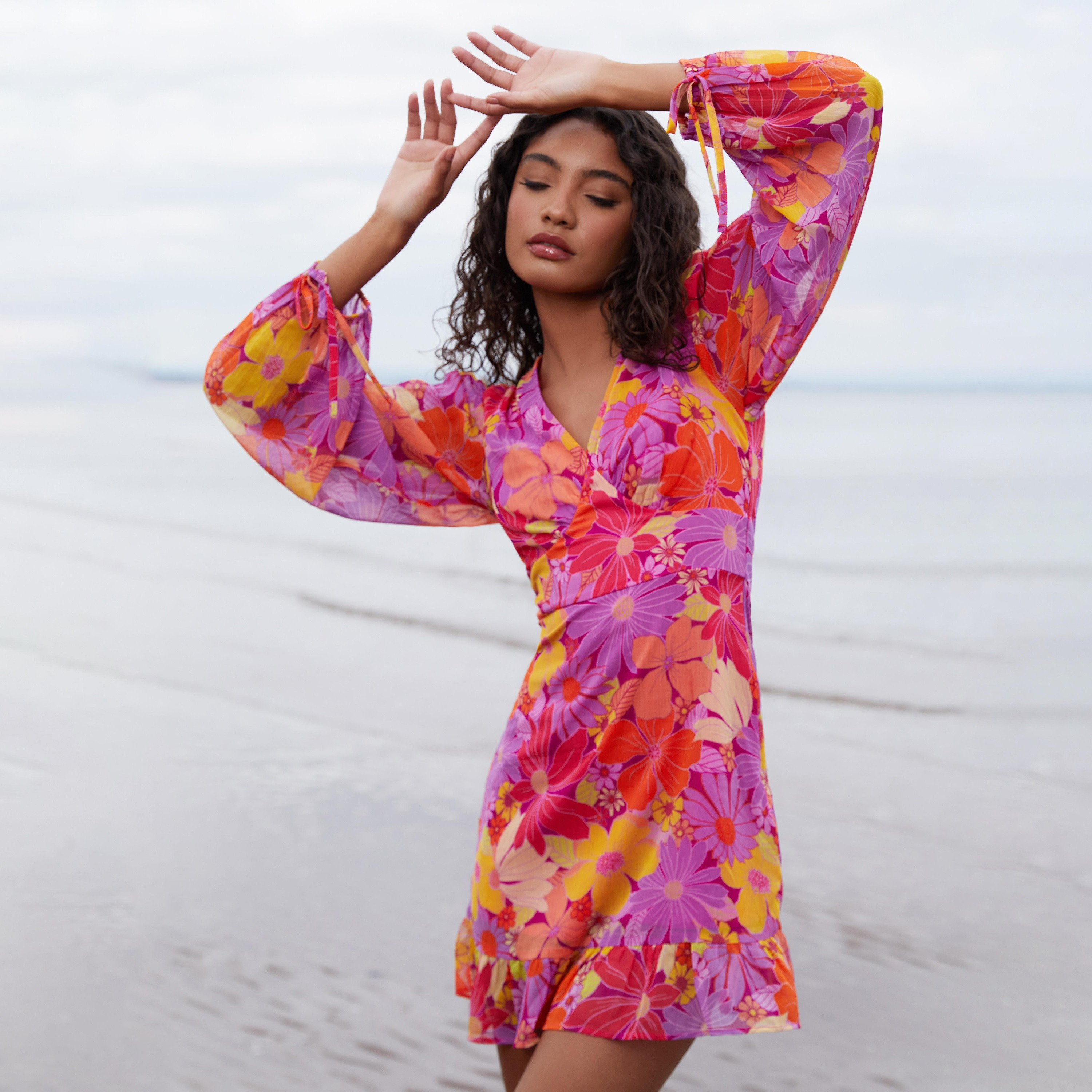 فستان قصير بنمط سكيتور مزين بالزهور ورقبة على شكل حرف V من كويز-women-clothing-dresses-image-1
