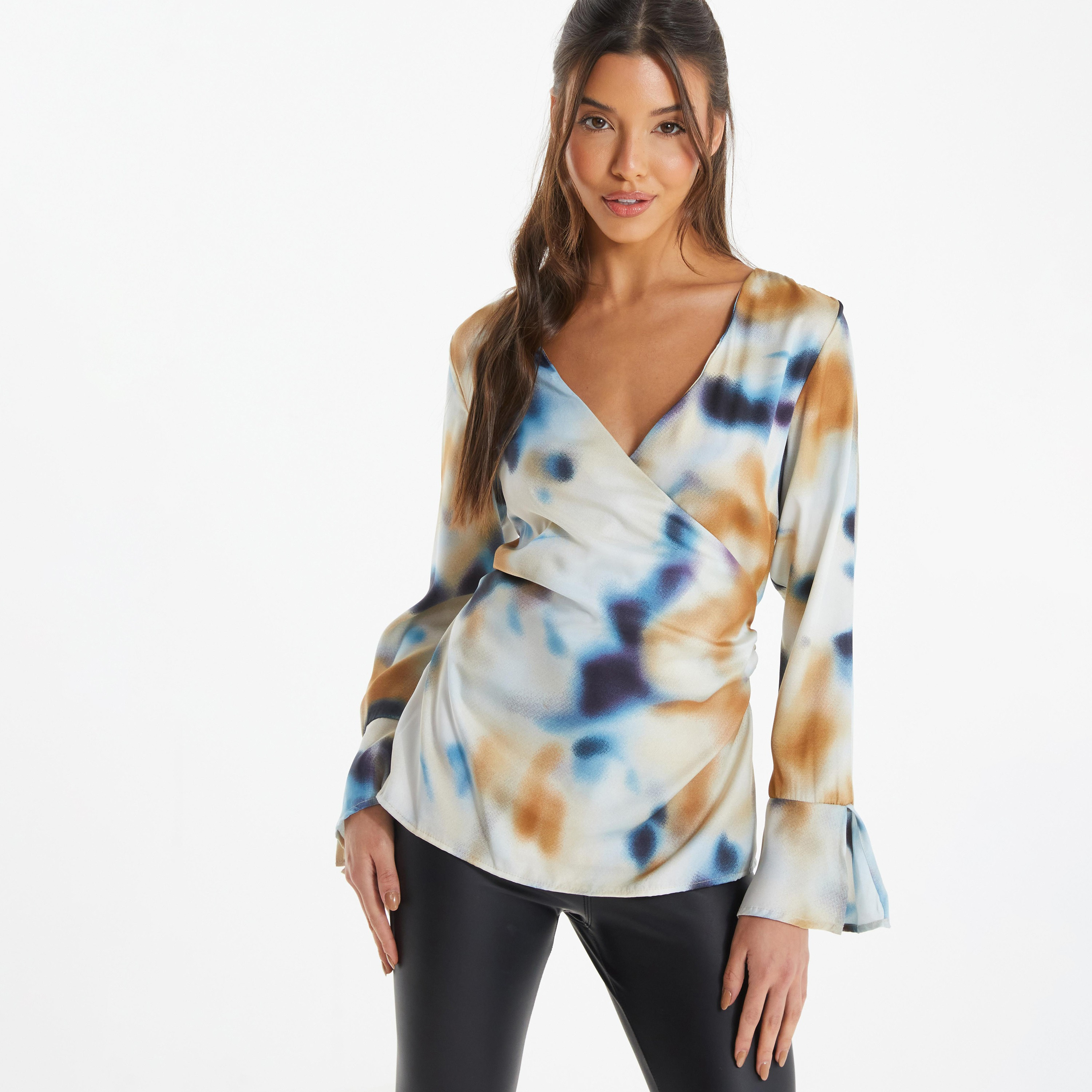 بلوزة بأكمام طويلة ورقبة على شكل حرف V مطبعة تاي & داي من كويز-women-clothing-shirtsandblouses-blouses-image-1