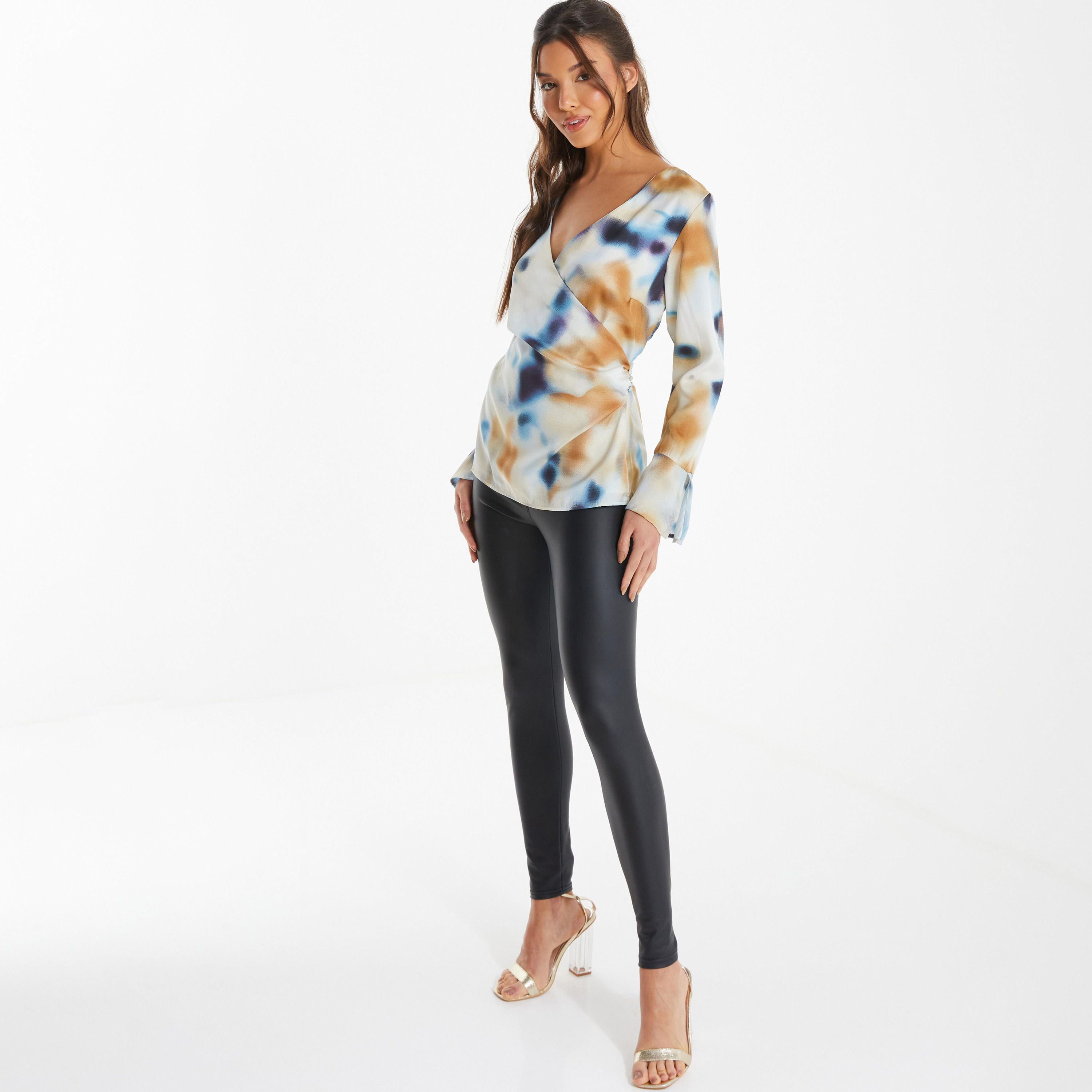 بلوزة بأكمام طويلة ورقبة على شكل حرف V مطبعة تاي & داي من كويز-women-clothing-shirtsandblouses-blouses-image-2