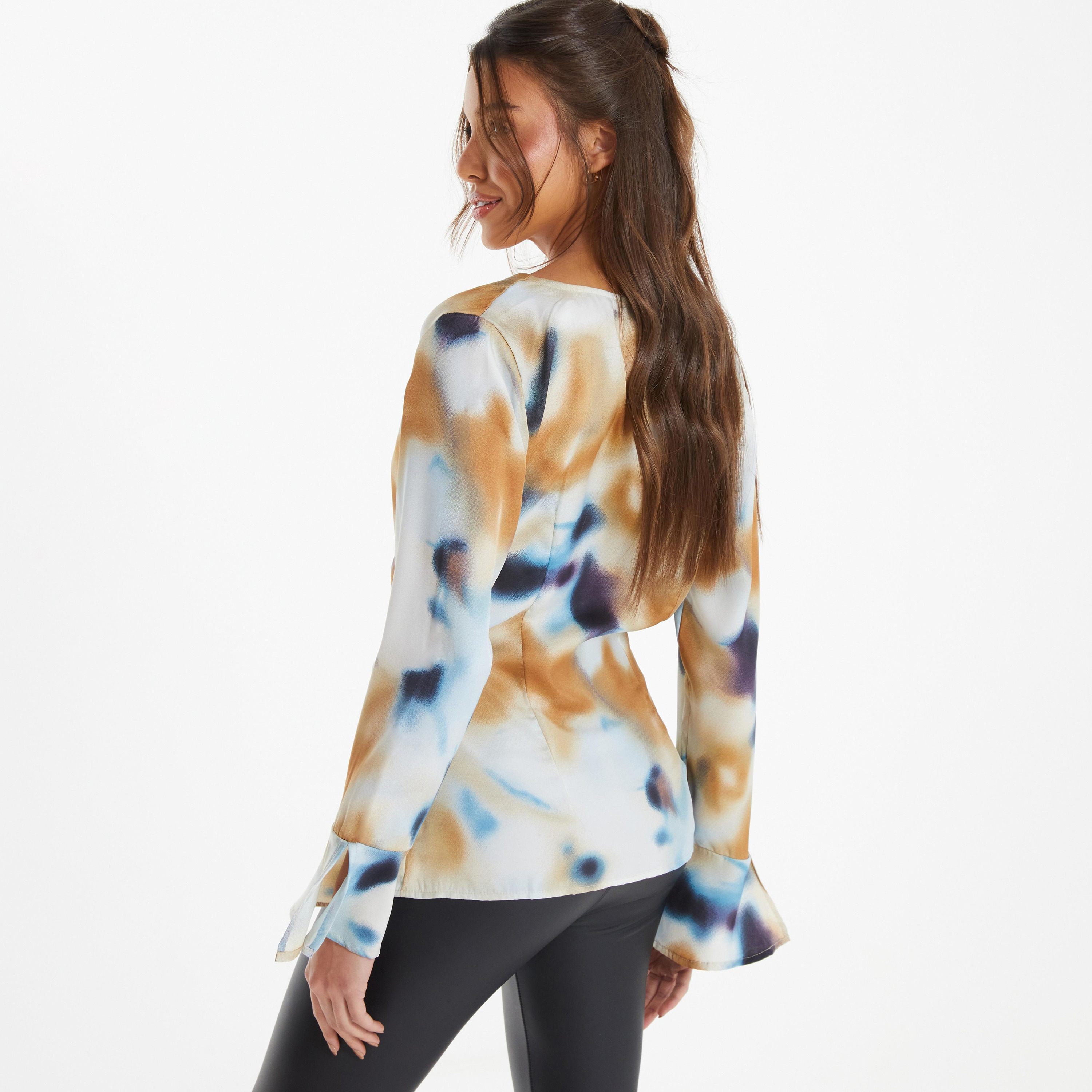 بلوزة بأكمام طويلة ورقبة على شكل حرف V مطبعة تاي & داي من كويز-women-clothing-shirtsandblouses-blouses-image-4