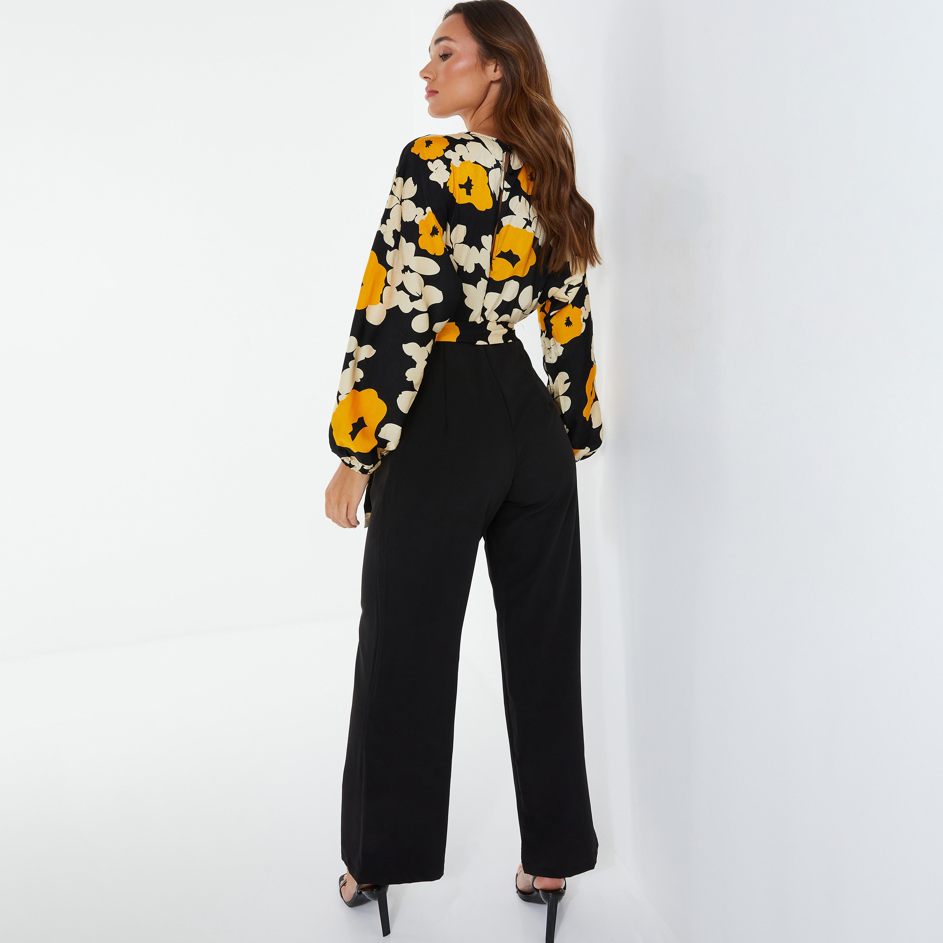 بذلة جمبسوت برقبة على شكل حرف V مزينة بالزهور مع رباط من كويز-women-clothing-jumpsuits-image-4