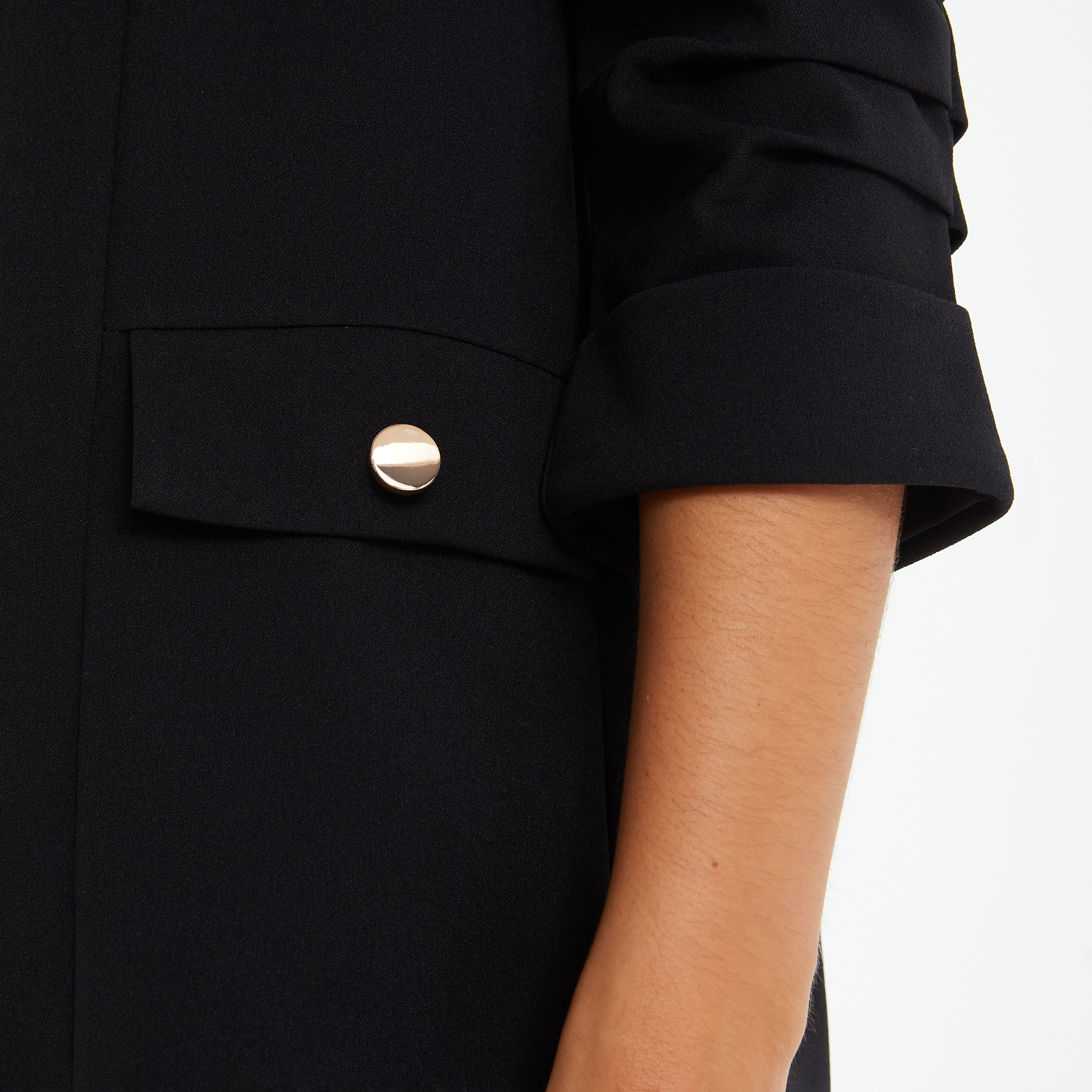 سترة بليزر سادة بياقة V وأكمام ثلاثة أرباع وتفاصيل أزرار من كويز-women-clothing-coatsandjackets-blazers-image-3