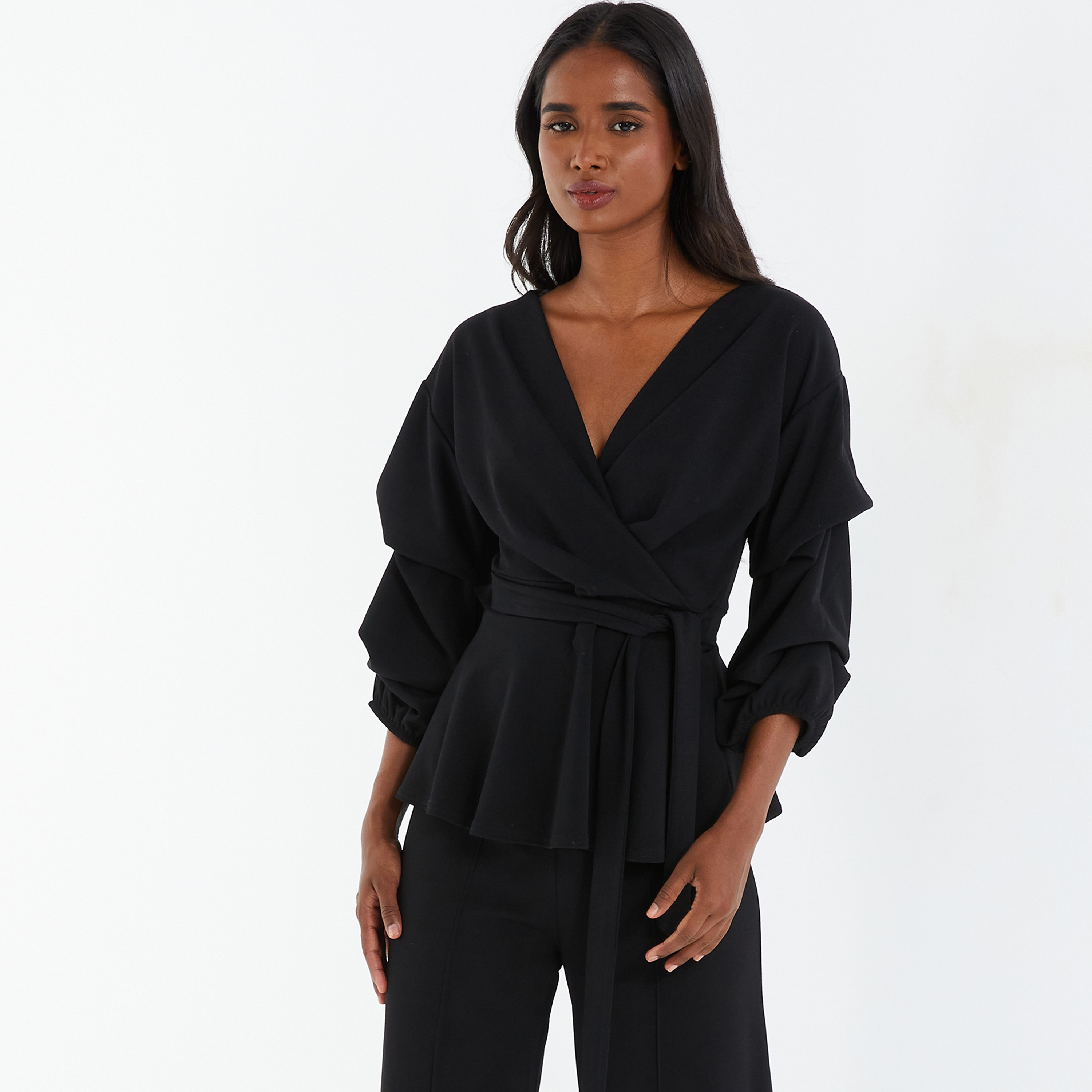 بلوزة بيبلوم سادة بأكمام مكشكشة ورقبة على شكل حرف V من كويز مع تفاصيل ربطة أمامية-women-clothing-shirtsandblouses-blouses-image-1