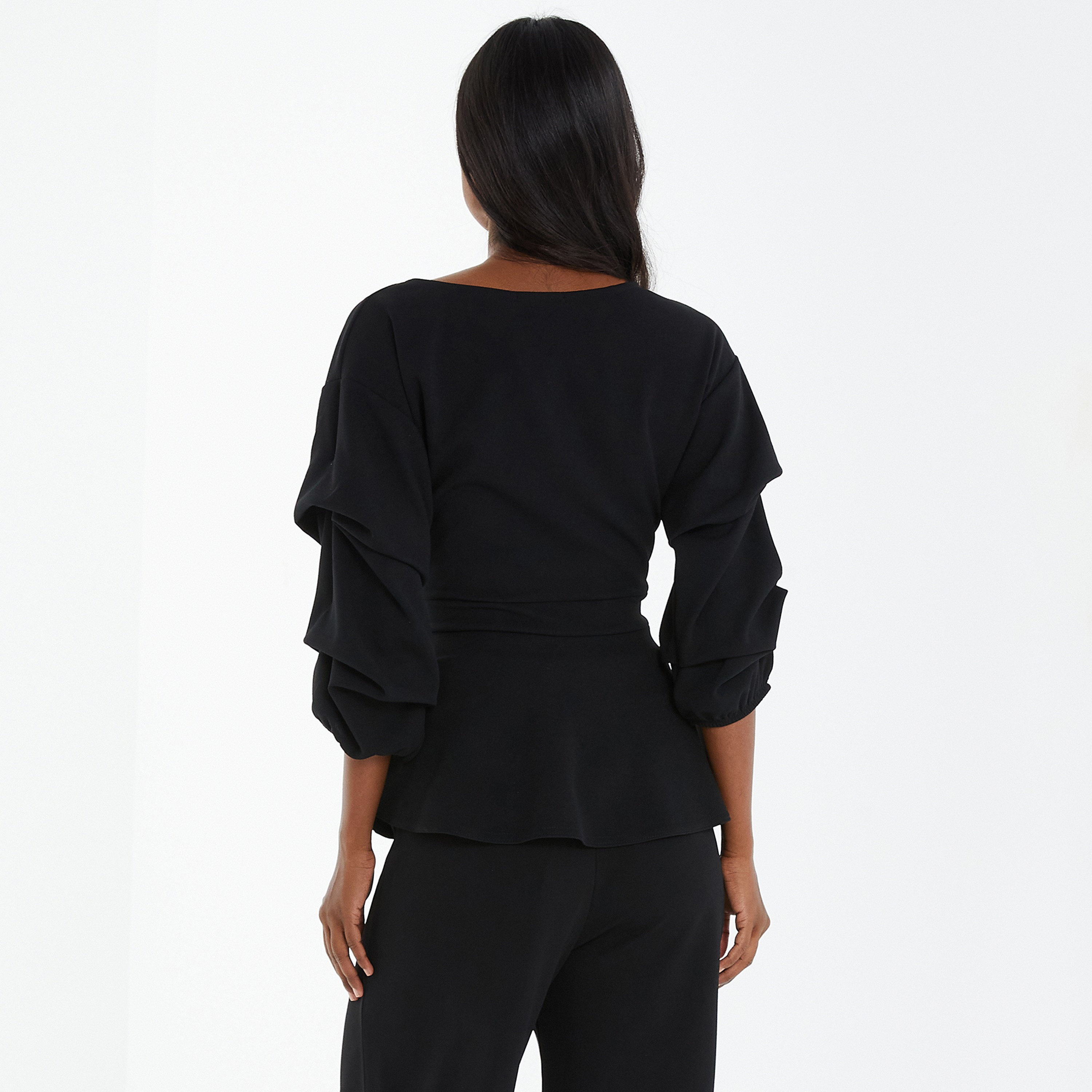 بلوزة بيبلوم سادة بأكمام مكشكشة ورقبة على شكل حرف V من كويز مع تفاصيل ربطة أمامية-women-clothing-shirtsandblouses-blouses-image-4
