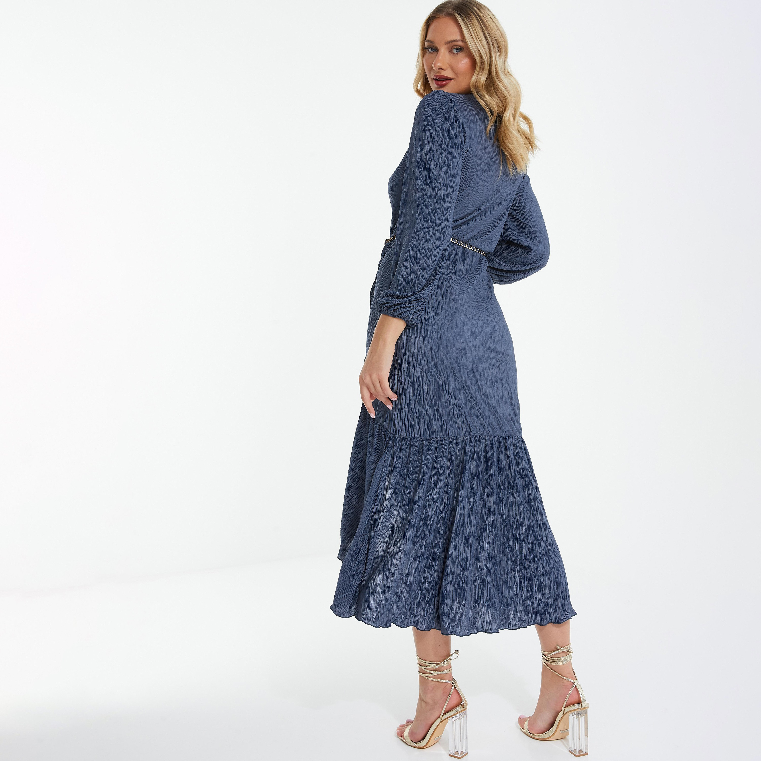 فستان ميدي ملفوف بفتحة رقبة على شكل فى مع مكشكشة ومزين بسلسلة حزام من كويز ساتان-women-clothing-dresses-image-4