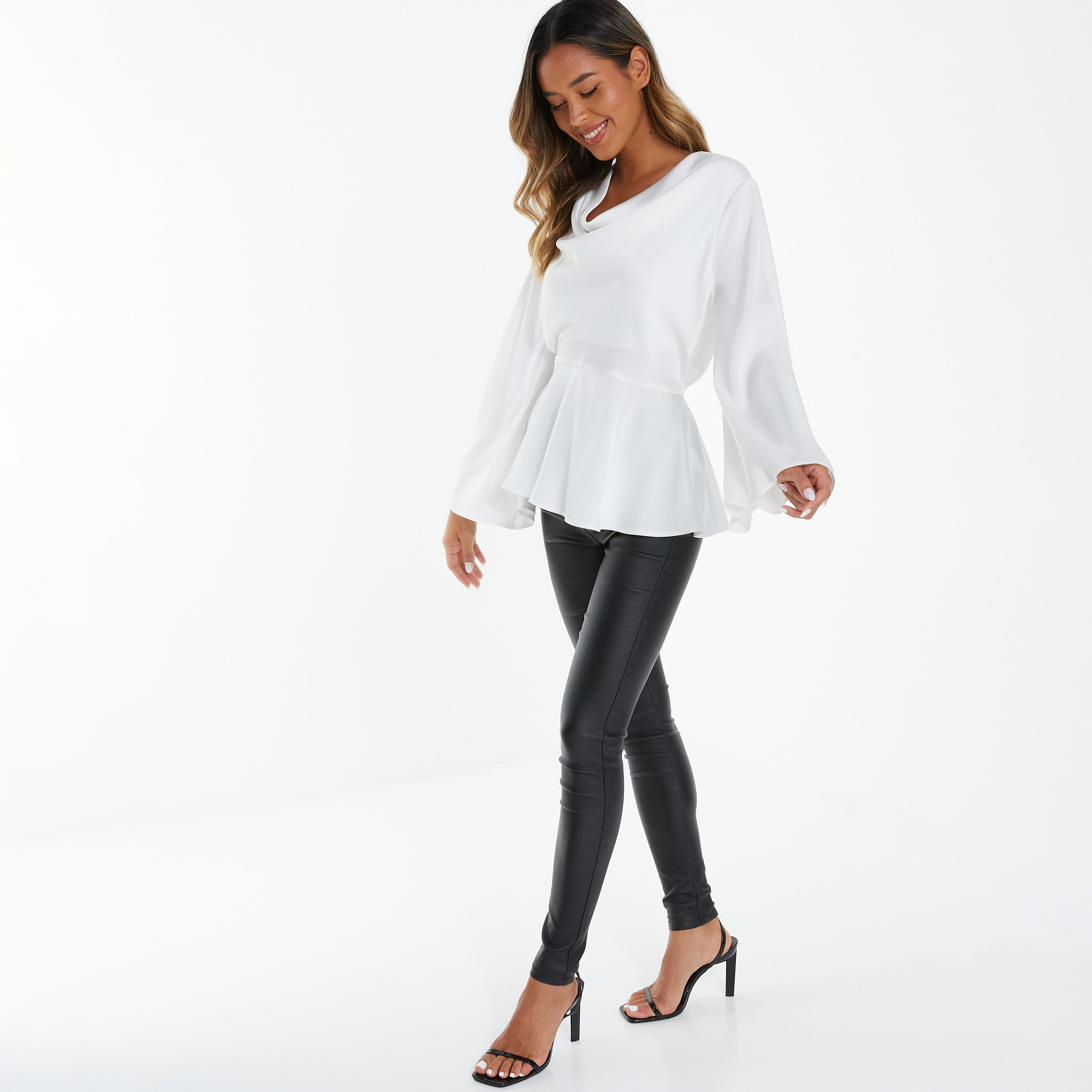 بيبلوم توب بياقة متدلية مع أكمام واسعة سادة من كويز ساتان-women-clothing-shirtsandblouses-blouses-image-2