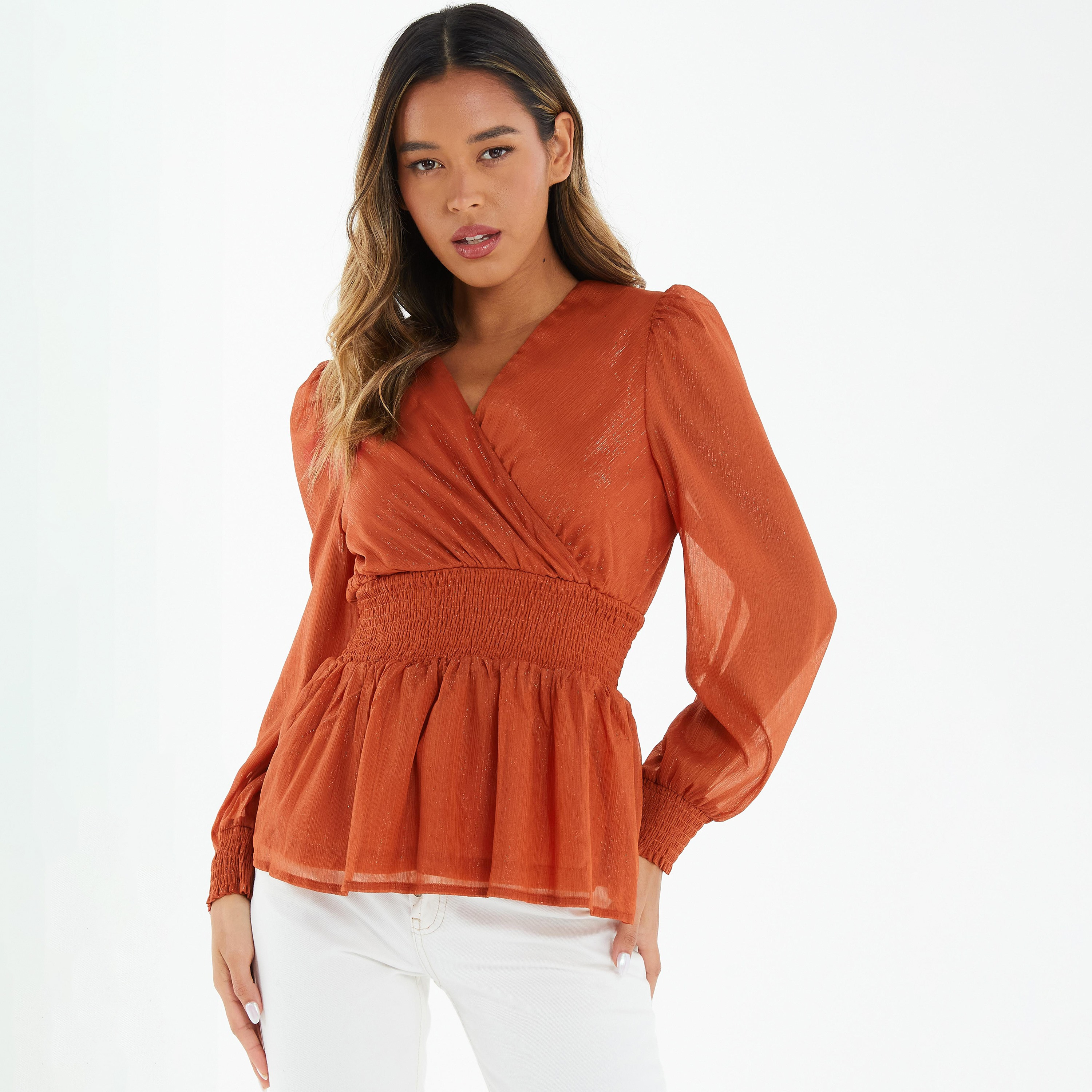 بلوزة بيبلوم معدنية بأكمام طويلة ورقبة على شكل حرف V مع تفاصيل داكنة من كويز-women-clothing-shirtsandblouses-blouses-image-1