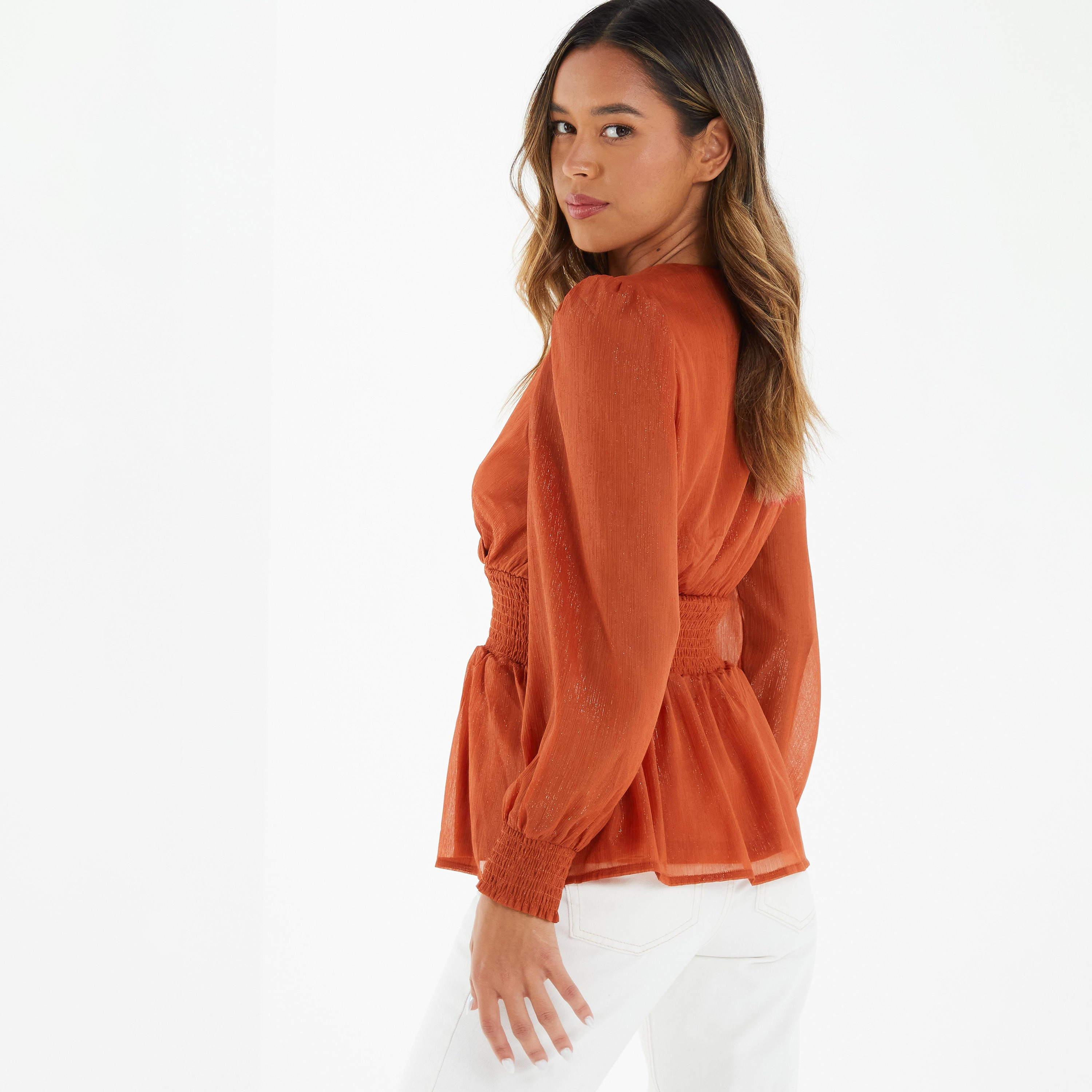 بلوزة بيبلوم معدنية بأكمام طويلة ورقبة على شكل حرف V مع تفاصيل داكنة من كويز-women-clothing-shirtsandblouses-blouses-image-4