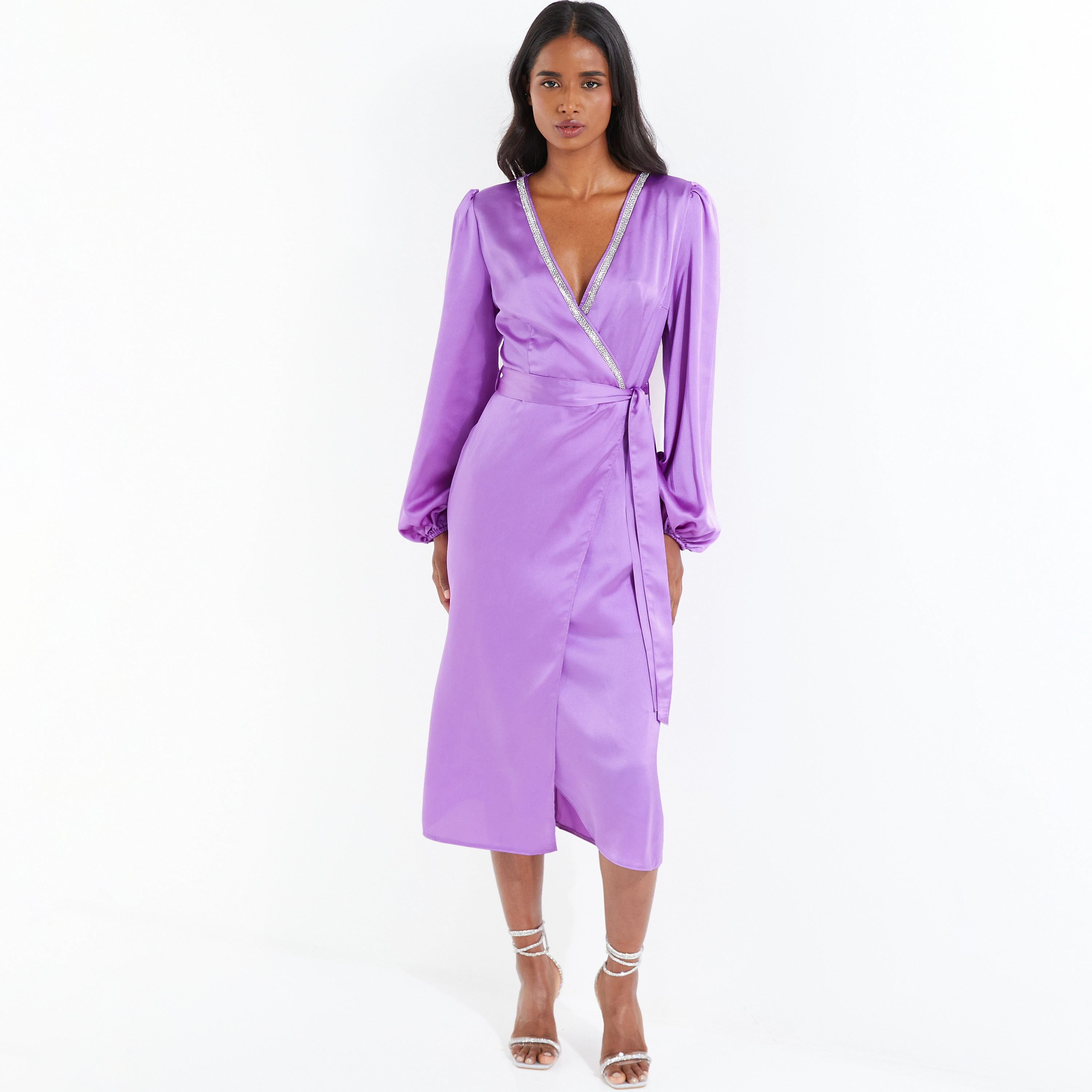 فستان ميدي بتصميم ملفوف مع مزين بمطرز عنق على شكل وى سادة من كويز ساتان-women-clothing-dresses-image-1