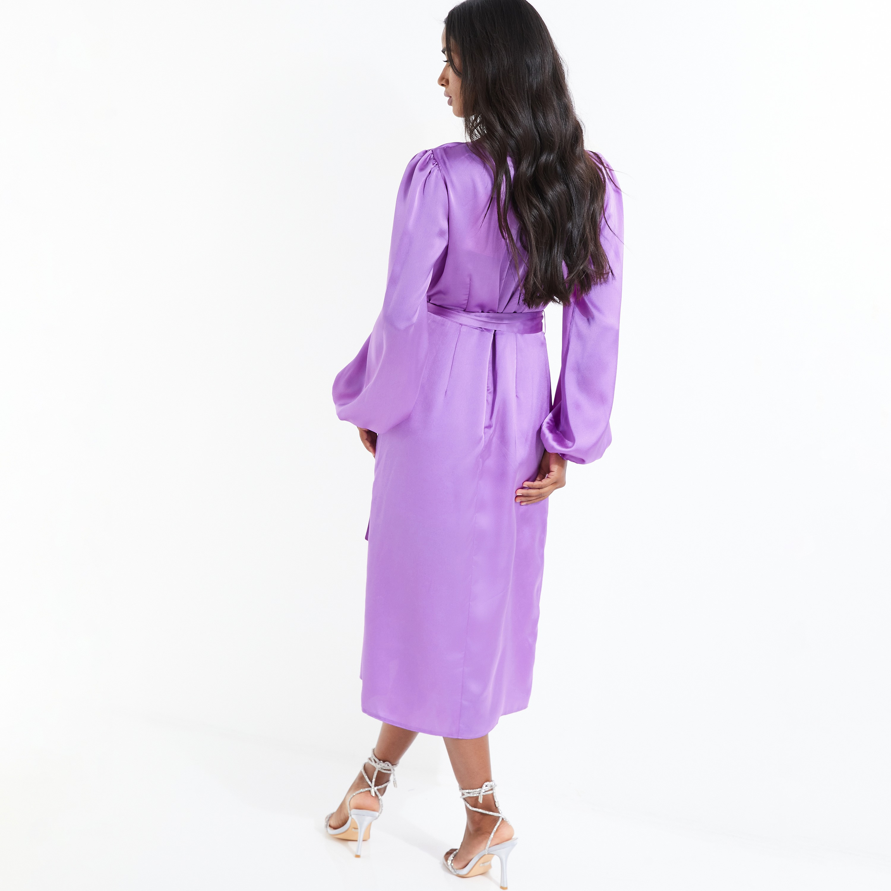 فستان ميدي بتصميم ملفوف مع مزين بمطرز عنق على شكل وى سادة من كويز ساتان-women-clothing-dresses-image-4