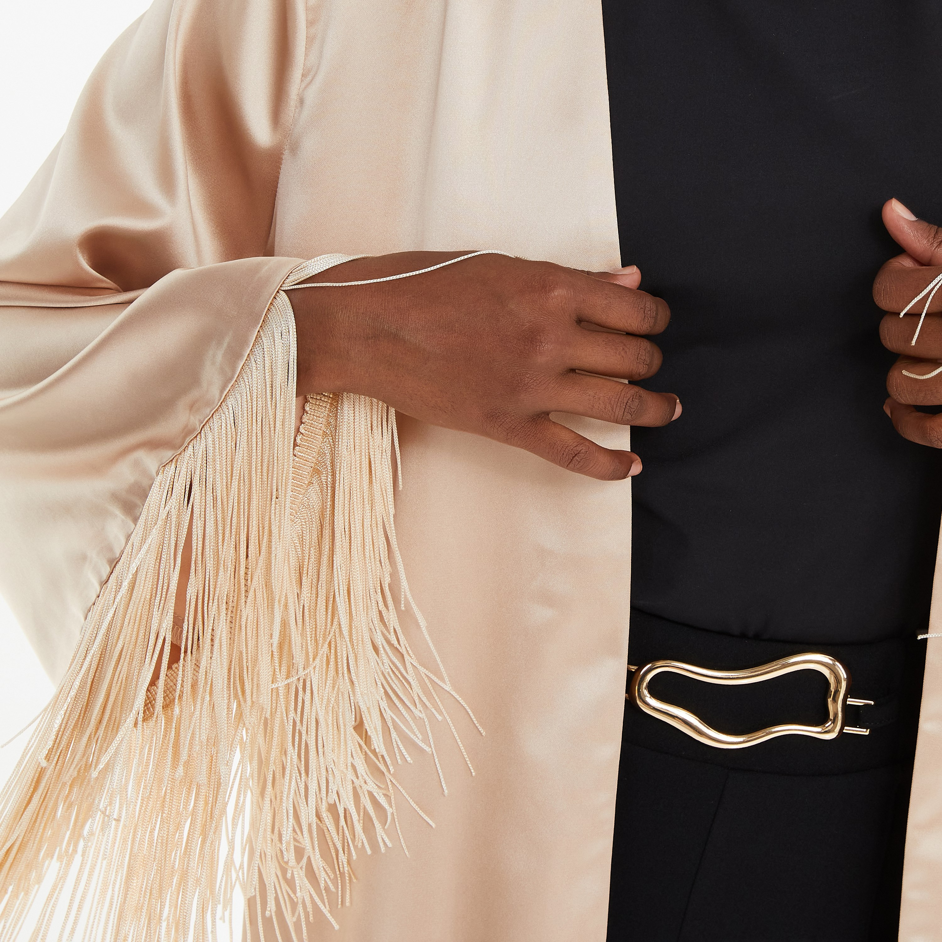 قفطان بأطراف هامشية من كويز ساتان مع مفتوح من الأمام وأكمام طويلة سادة-women-clothing-shirtsandblouses-blouses-image-3