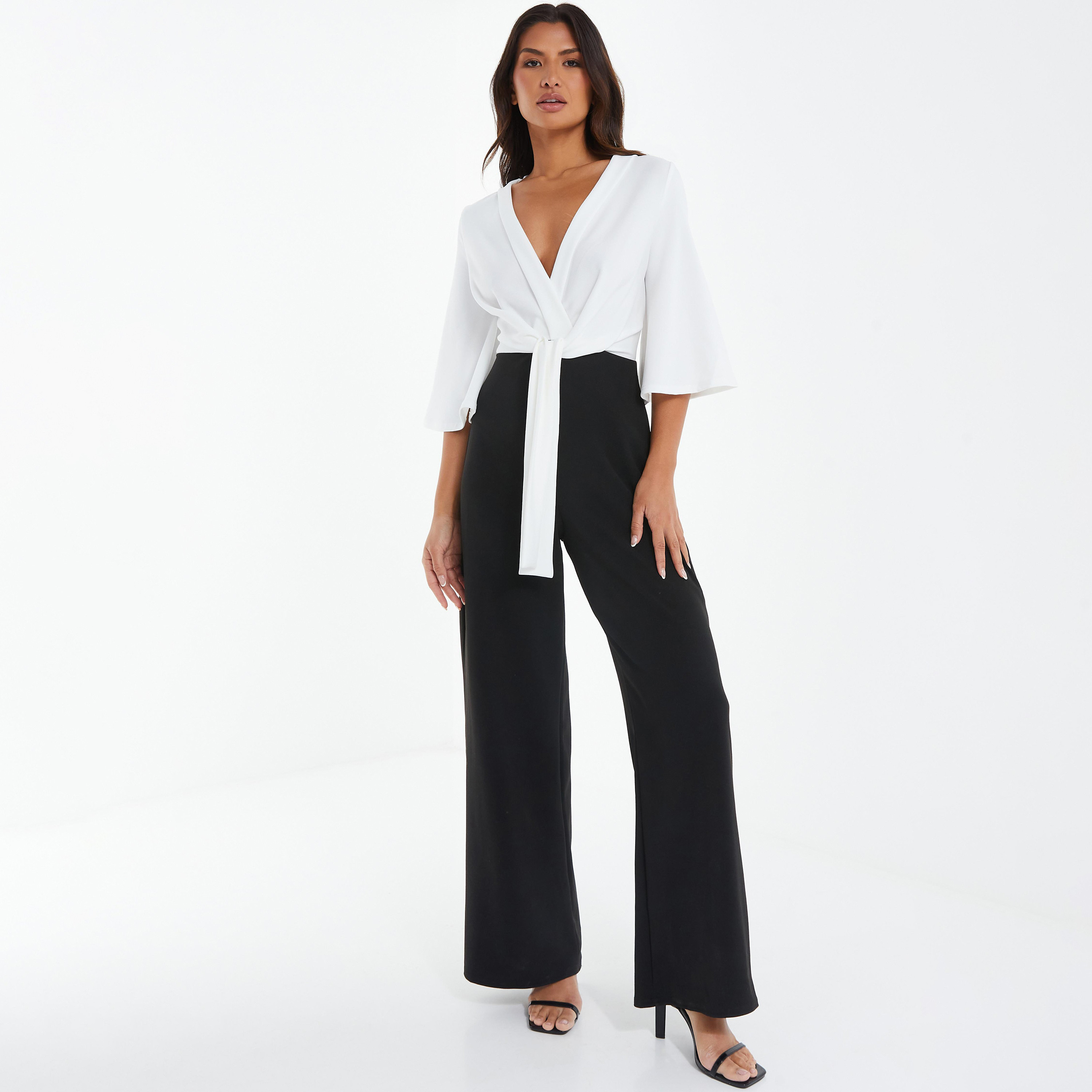 بذلة جمبسوت ذات لون محجوب وياقة عميقة مع تفاصيل ربط من كويز-women-clothing-jumpsuits-image-1
