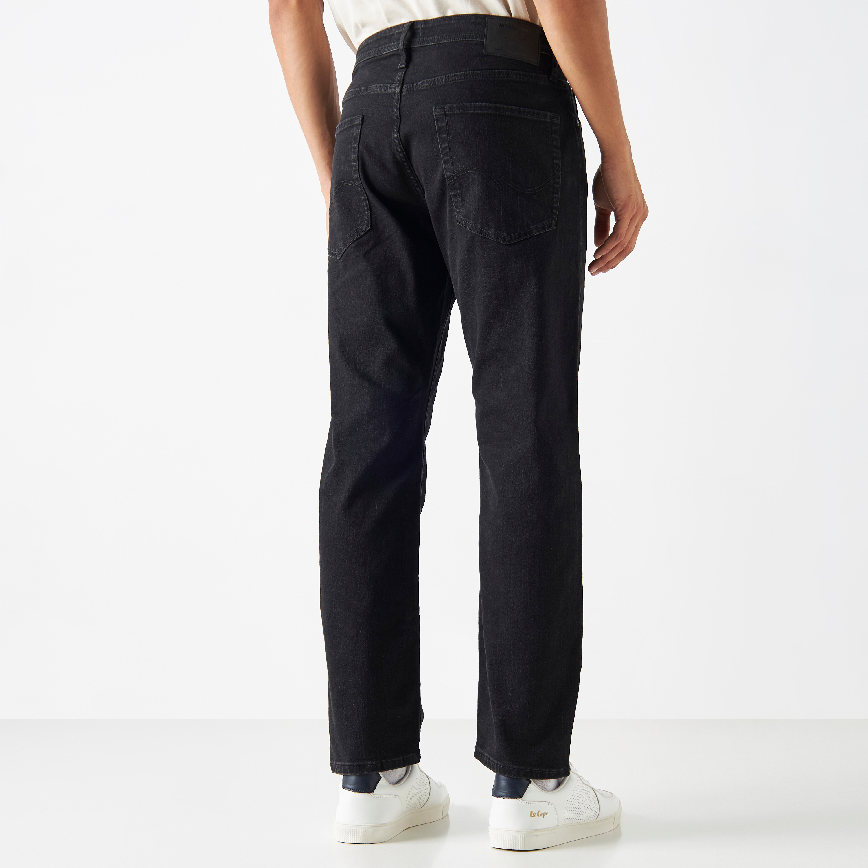 بنطال جينز من جاك آند جونز ذو قصة ضيقة وجيب منخفض الارتفاع ومزين بمقاس كبير-men-clothing-bottoms-jeans-image-3
