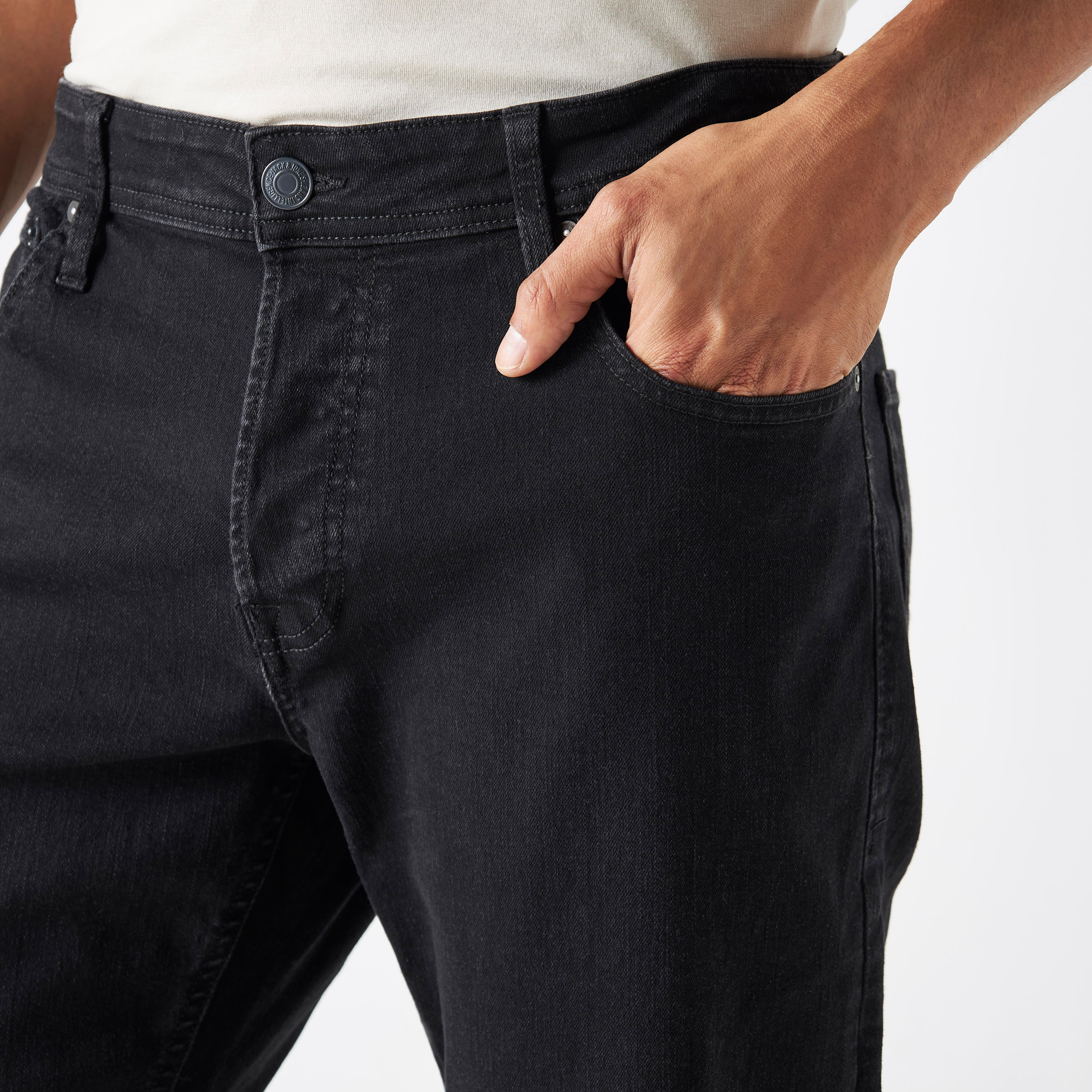 بنطال جينز من جاك آند جونز ذو قصة ضيقة وجيب منخفض الارتفاع ومزين بمقاس كبير-men-clothing-bottoms-jeans-image-4