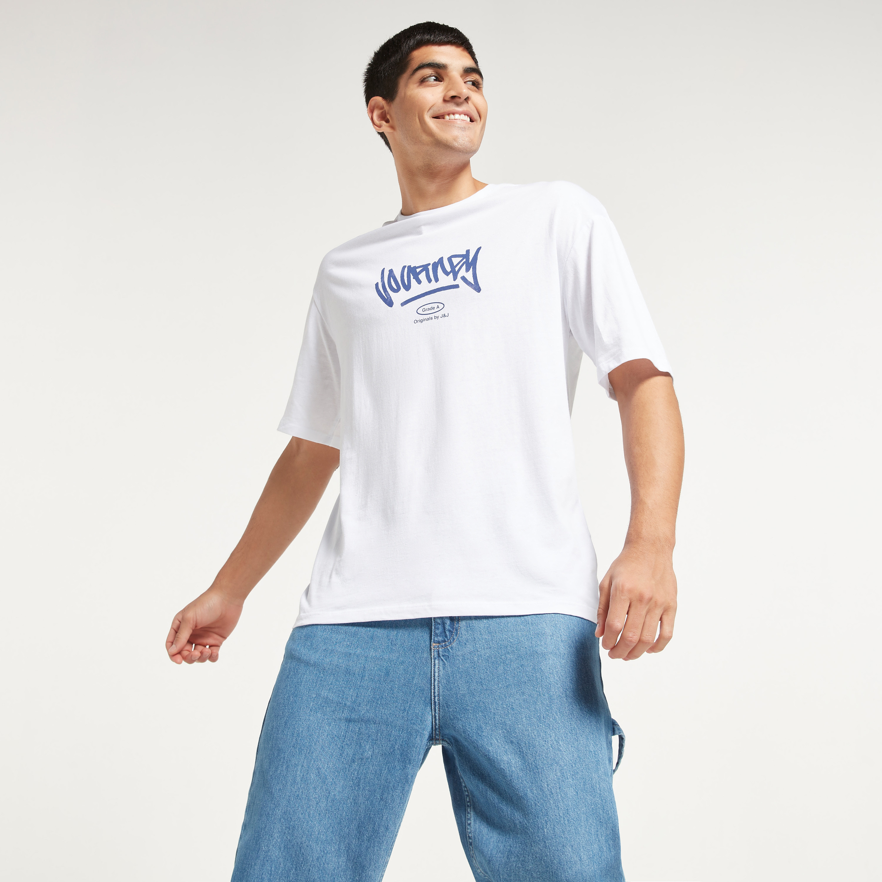 تي شيرت جاك آند جونز رجالي أبيض مطبوع برقبة دائرية وفضفاضة-men-clothing-tshirtsandpolos-tshirts-image-1