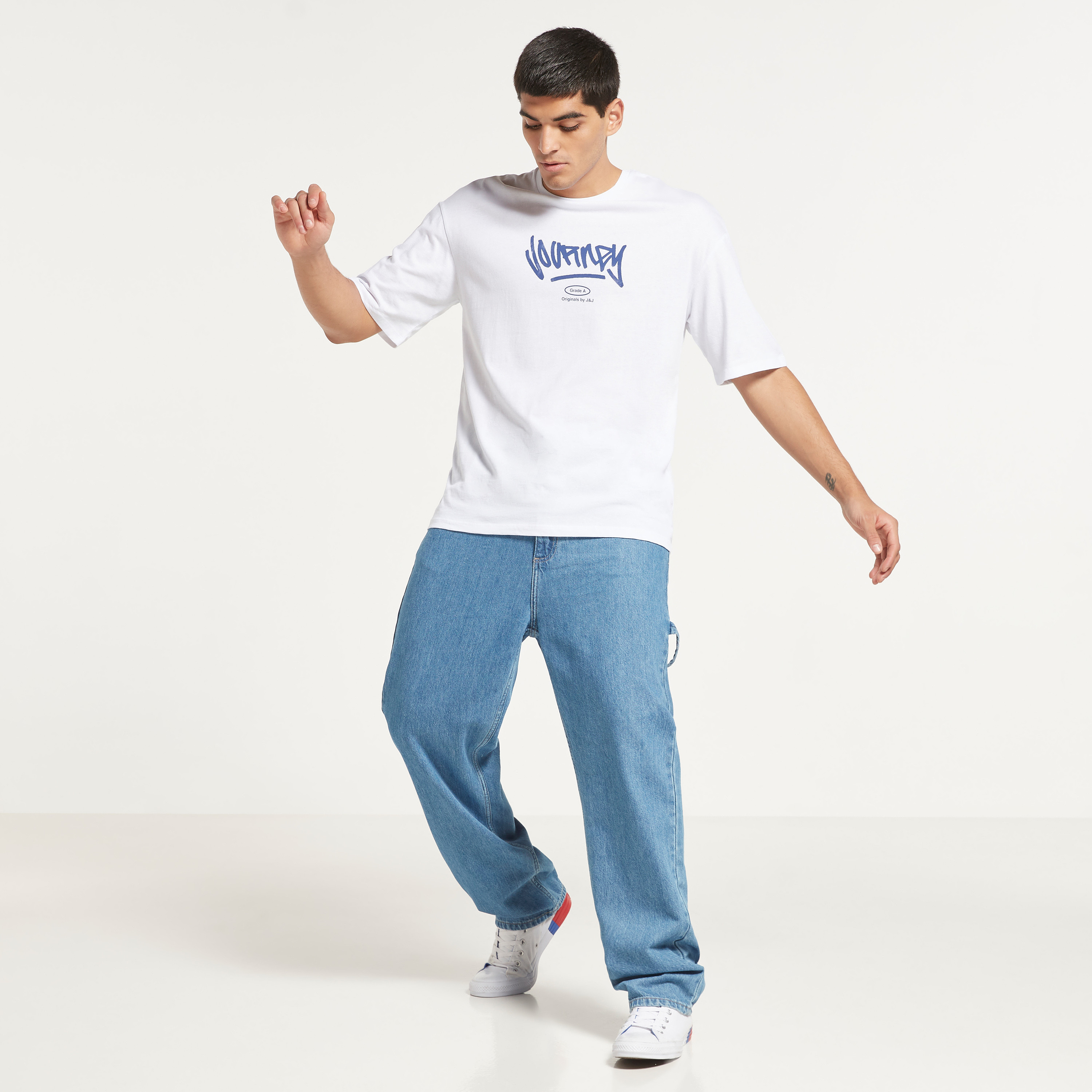 تي شيرت جاك آند جونز رجالي أبيض مطبوع برقبة دائرية وفضفاضة-men-clothing-tshirtsandpolos-tshirts-image-2
