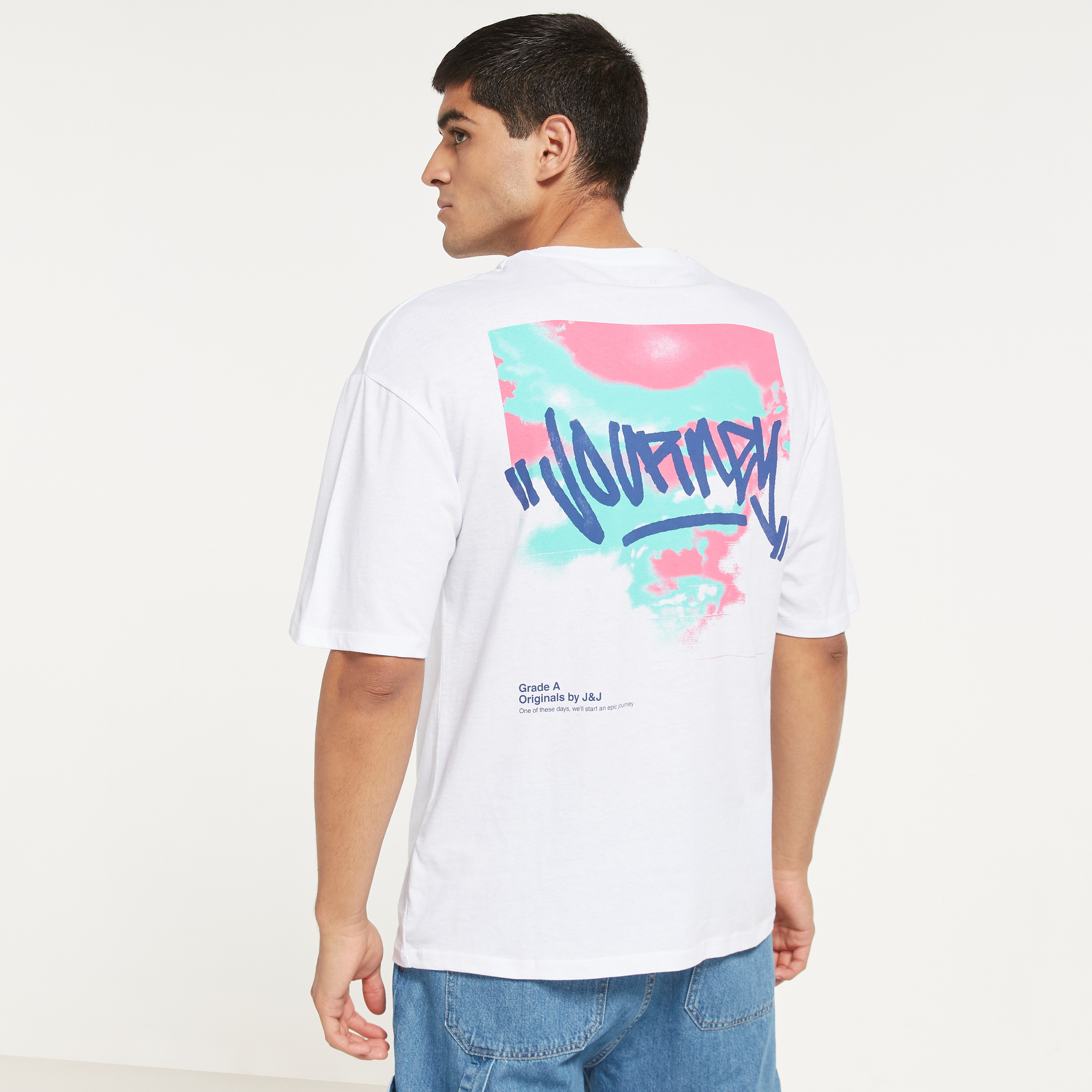 تي شيرت جاك آند جونز رجالي أبيض مطبوع برقبة دائرية وفضفاضة-men-clothing-tshirtsandpolos-tshirts-image-3