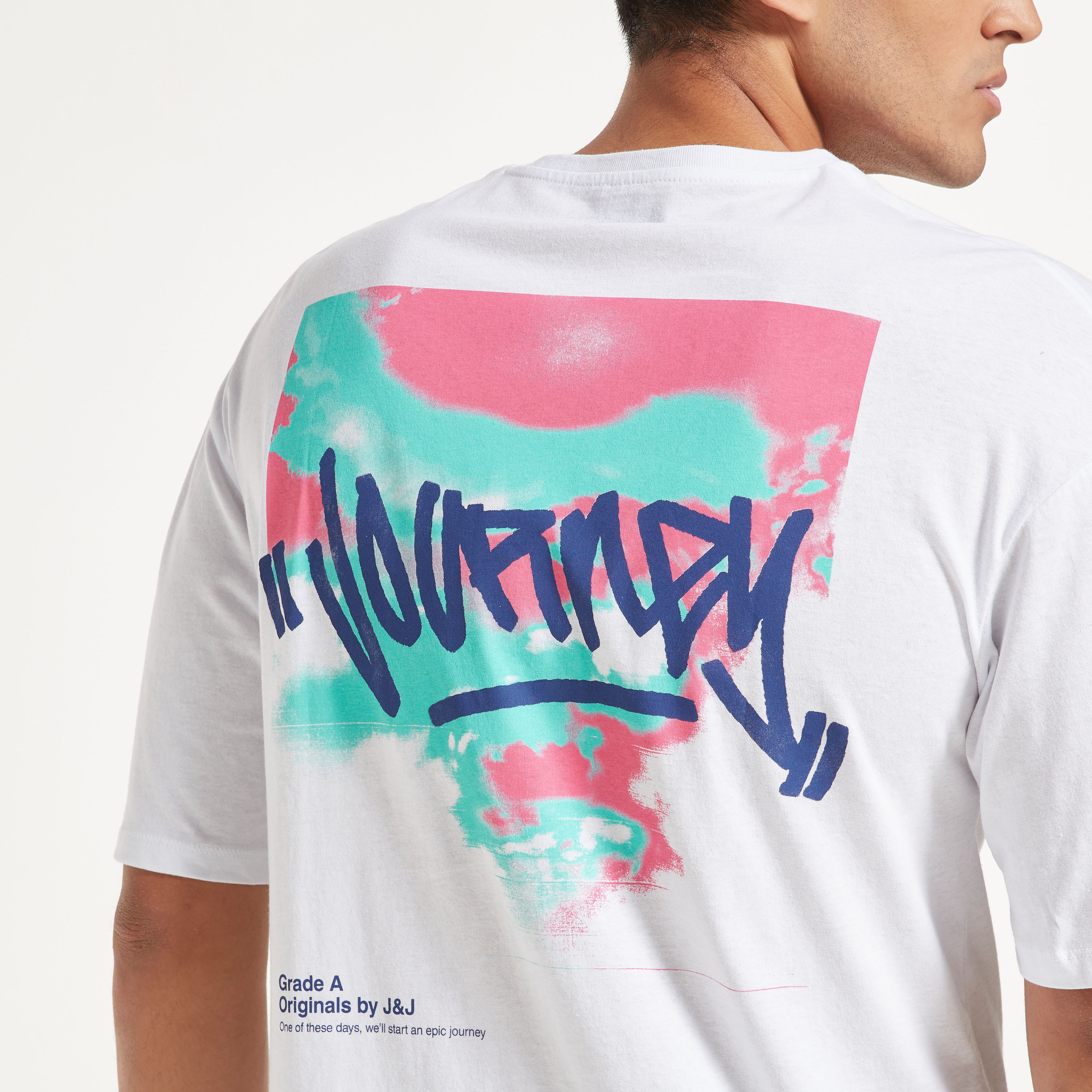 تي شيرت جاك آند جونز رجالي أبيض مطبوع برقبة دائرية وفضفاضة-men-clothing-tshirtsandpolos-tshirts-image-4