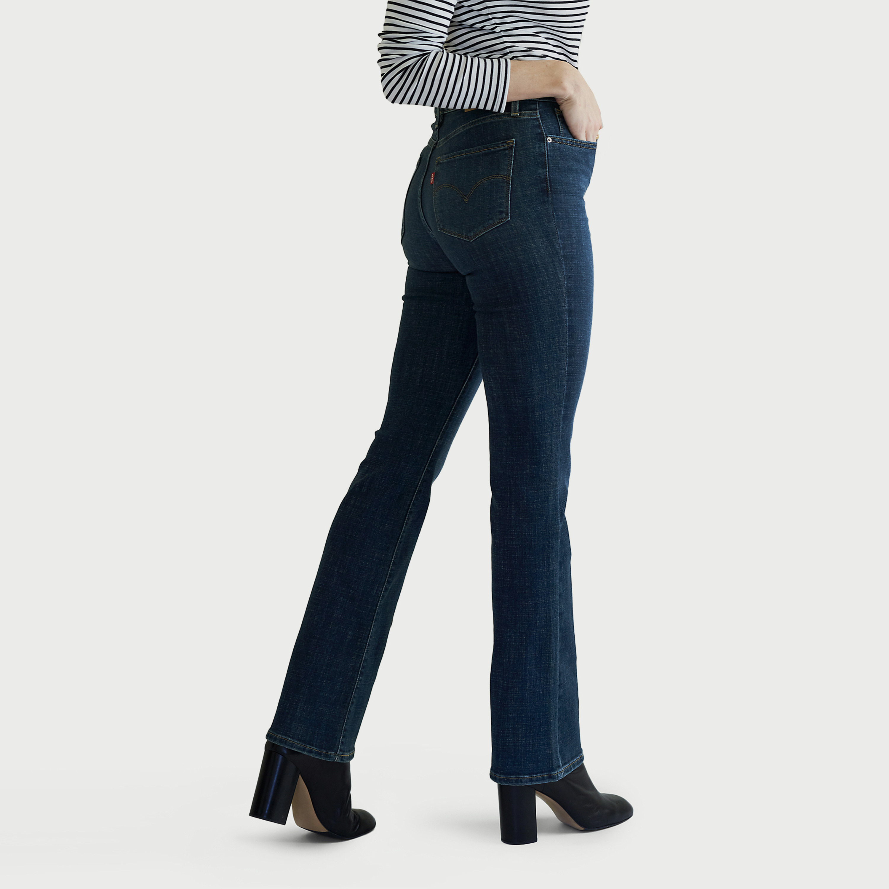 بنطلون جينز 725 بقصة بوتكات ذو خمسة جيوب باللون الأزرق الداكن للنساء من ليفايس-women-clothing-bottoms-jeans-image-2