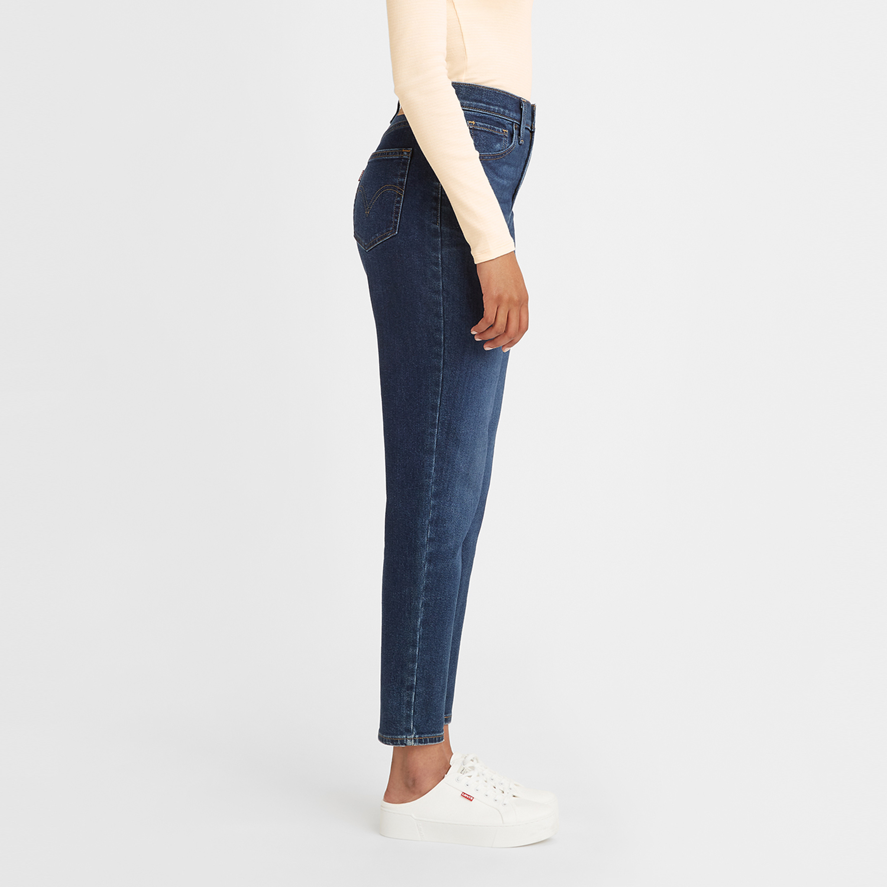 بنطلون جينز بقصة موم وخصر مرتفع مع إغلاق زر بلون أزرق من ليفايز-women-clothing-bottoms-jeans-image-2
