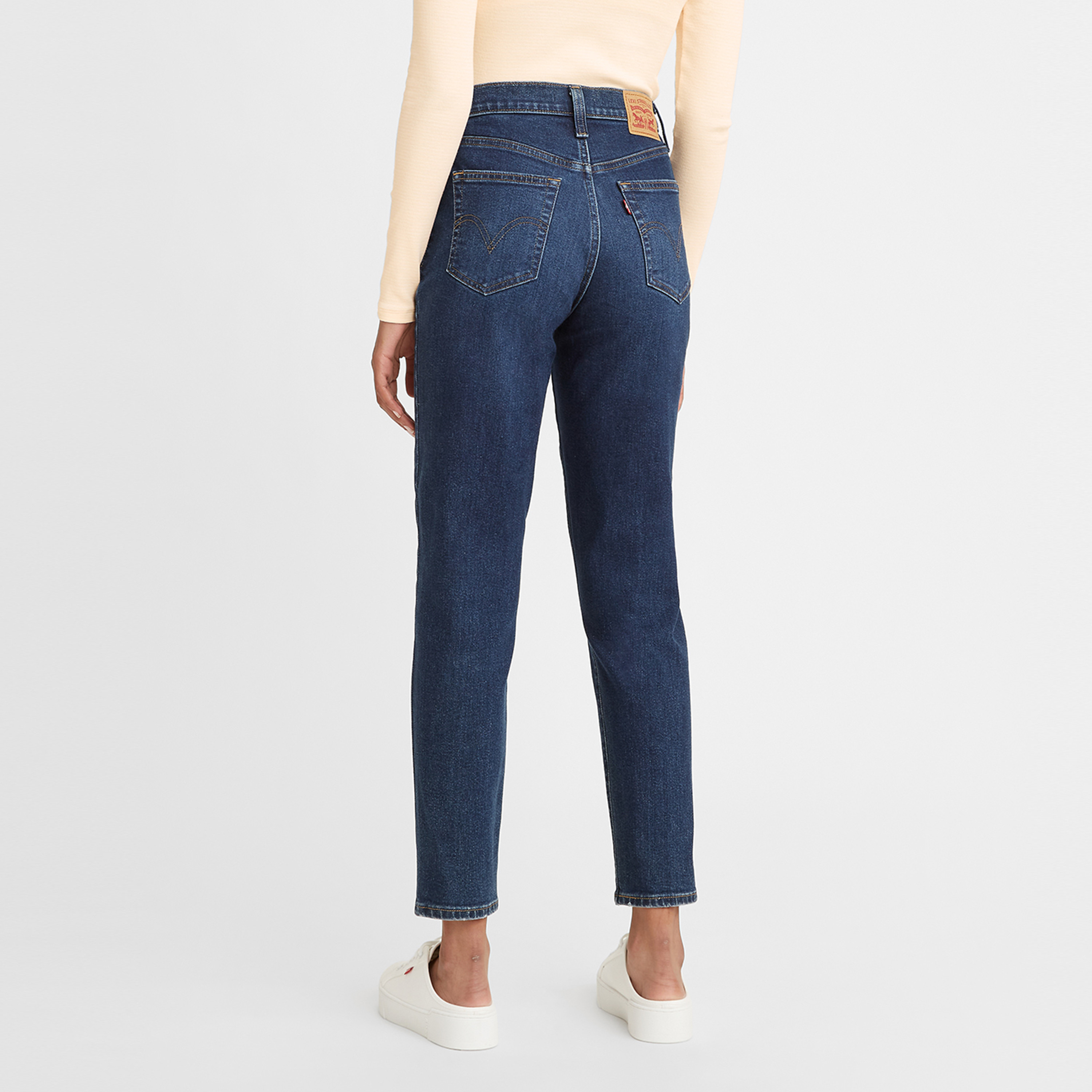 بنطلون جينز بقصة موم وخصر مرتفع مع إغلاق زر بلون أزرق من ليفايز-women-clothing-bottoms-jeans-image-3