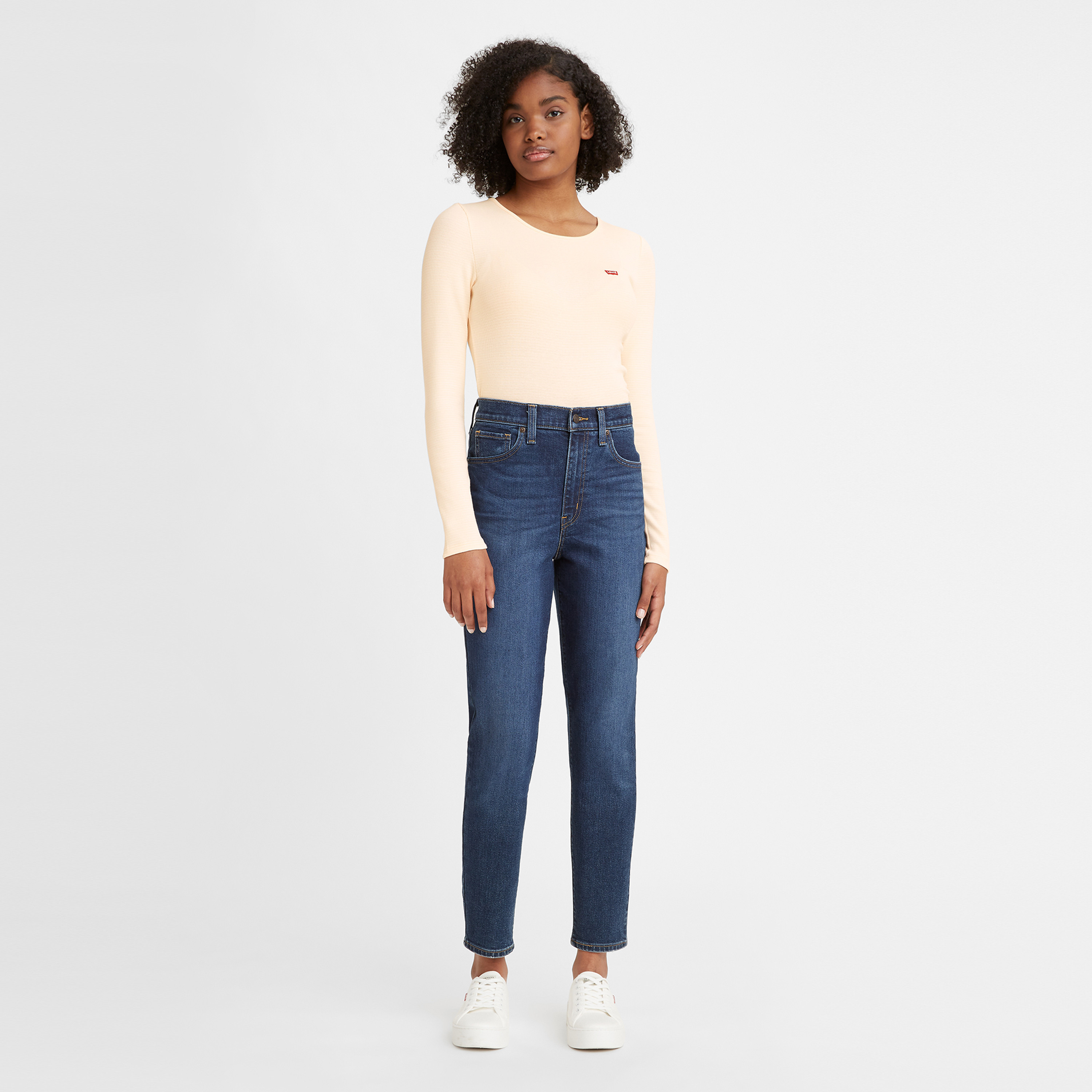 بنطلون جينز بقصة موم وخصر مرتفع مع إغلاق زر بلون أزرق من ليفايز-women-clothing-bottoms-jeans-image-4