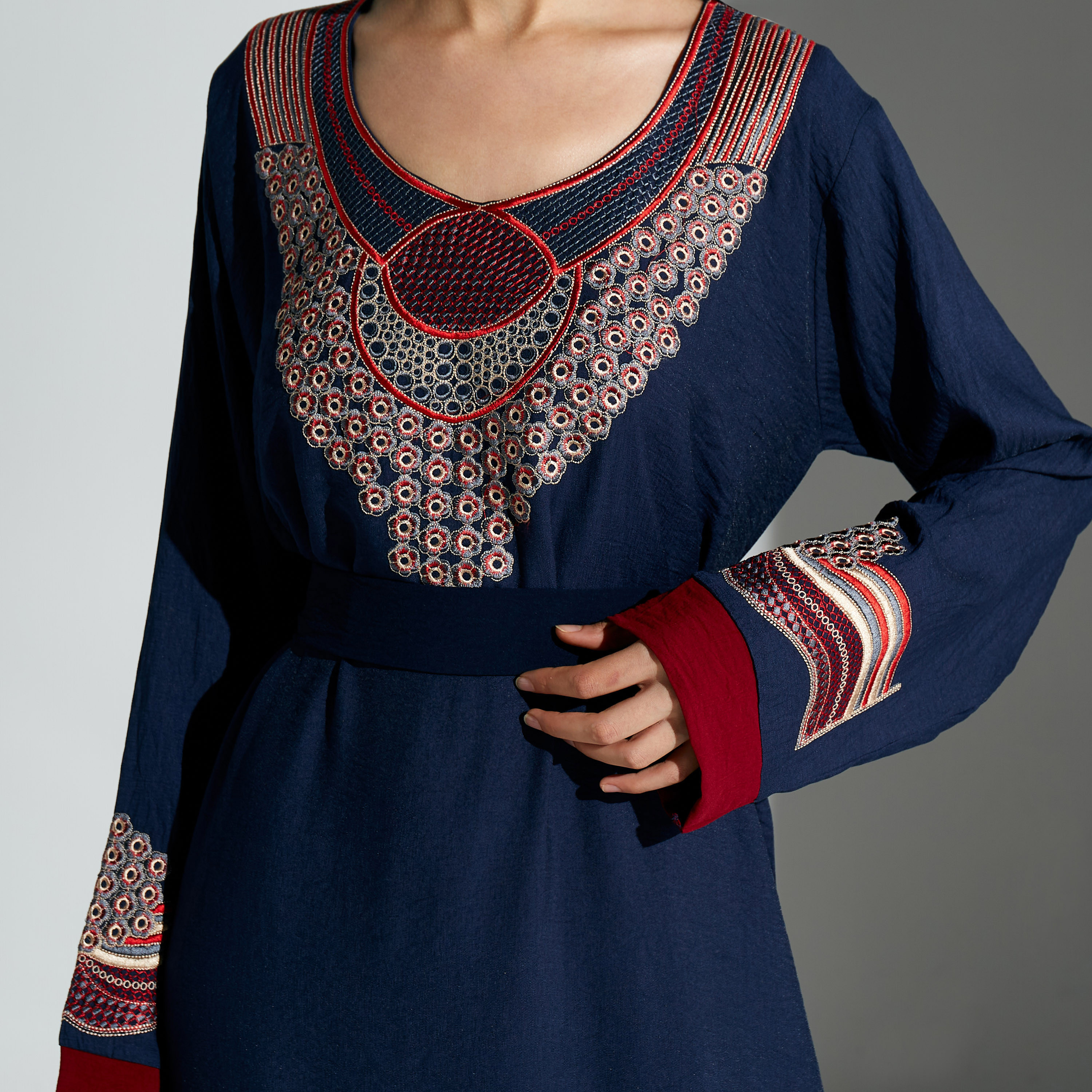 جلابية مطرزة بحزام رباط من مليكة - للأم-women-arabicclothing-jalabiyas-image-3