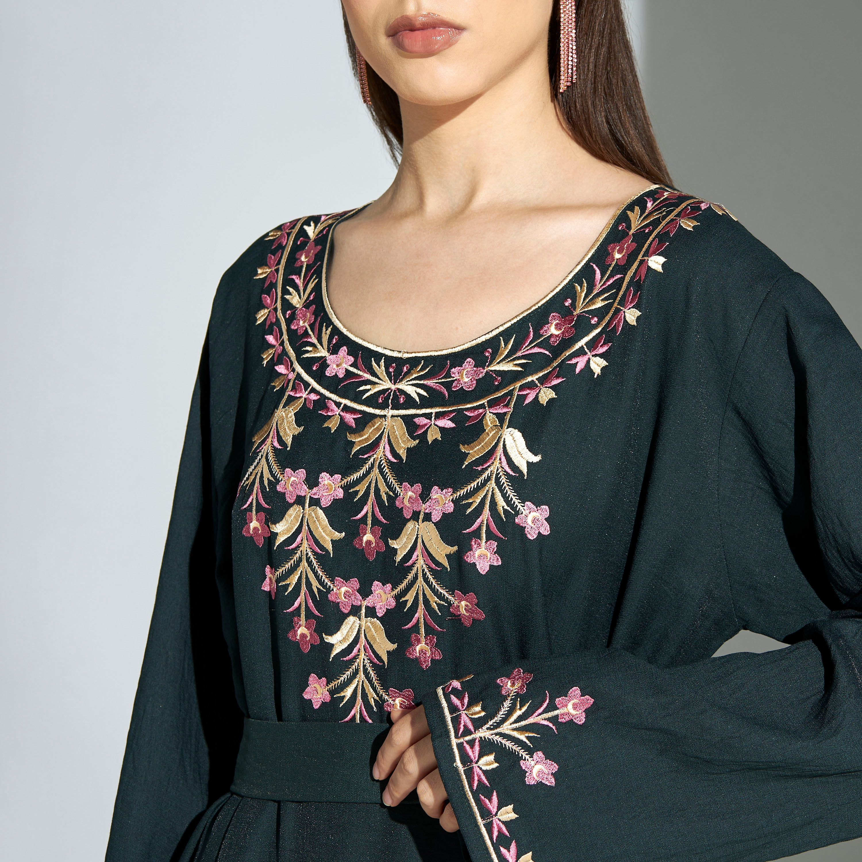 جلابية مطرزة بالزهور وبحزام رباط من مليكة -للأم-women-arabicclothing-jalabiyas-image-3