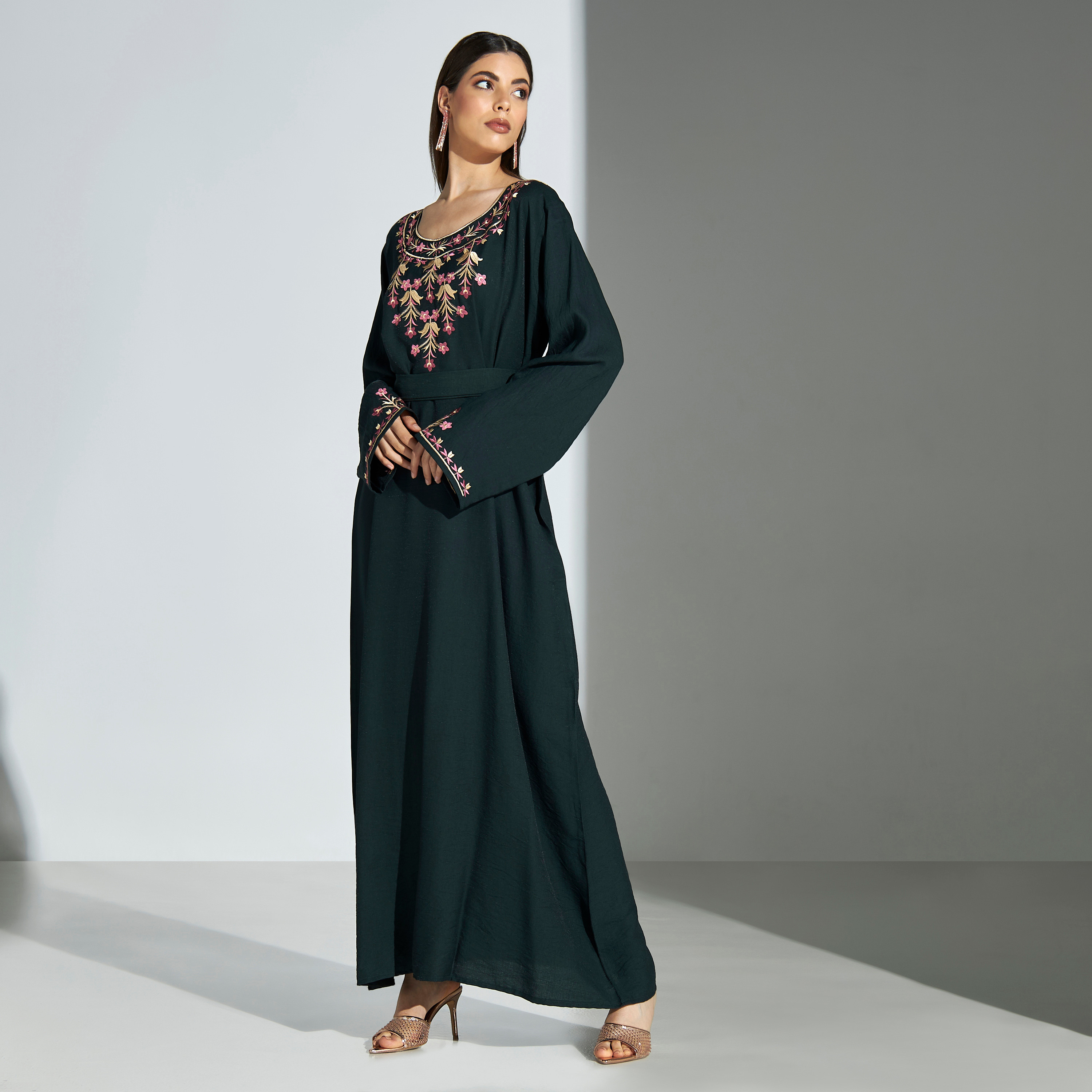جلابية مطرزة بالزهور وبحزام رباط من مليكة -للأم-women-arabicclothing-jalabiyas-image-4