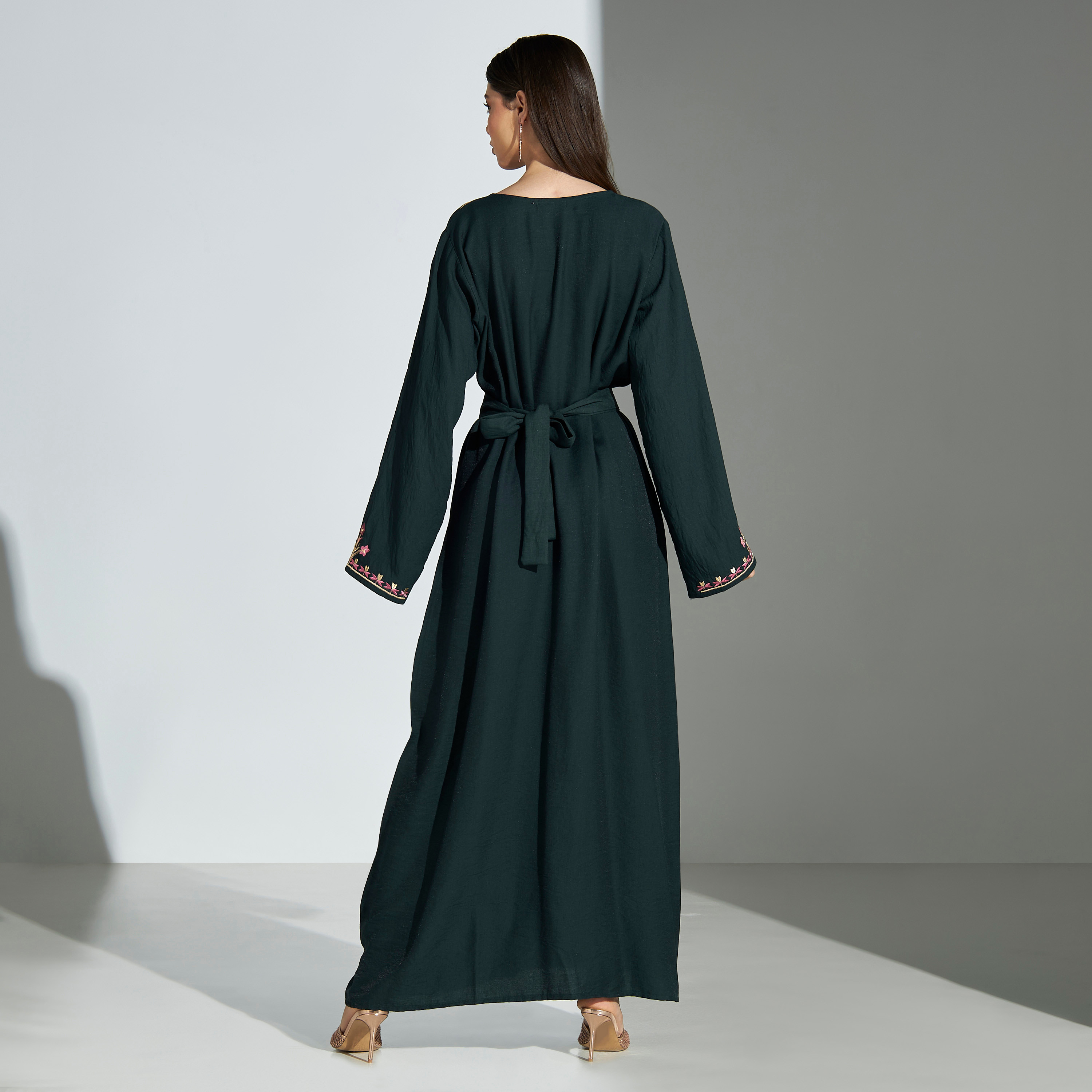 جلابية مطرزة بالزهور وبحزام رباط من مليكة -للأم-women-arabicclothing-jalabiyas-image-5